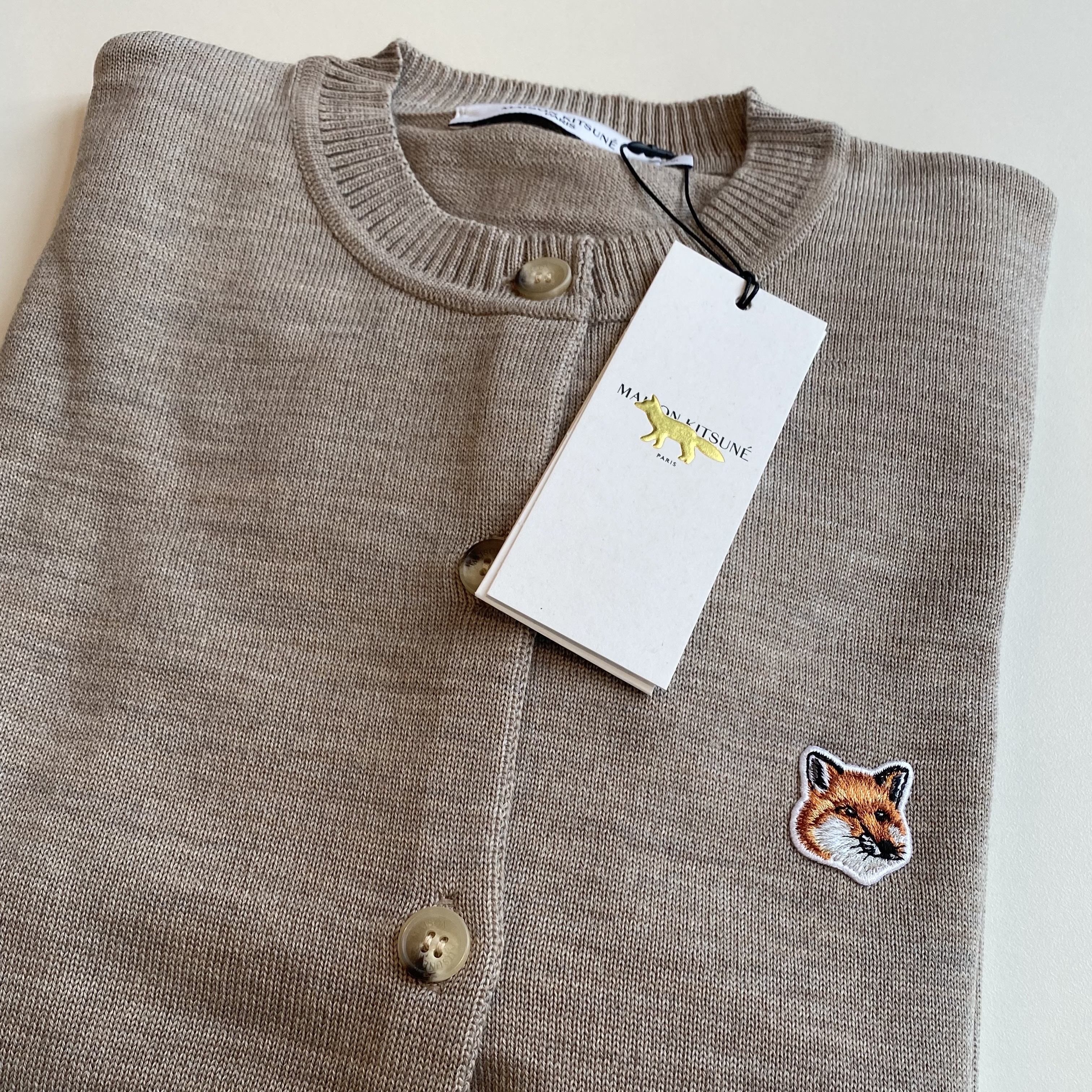 (W) Maison Kitsune Fox Head Patch Adjusted R-Neck Cardigan Beige Melange 착용 스타일