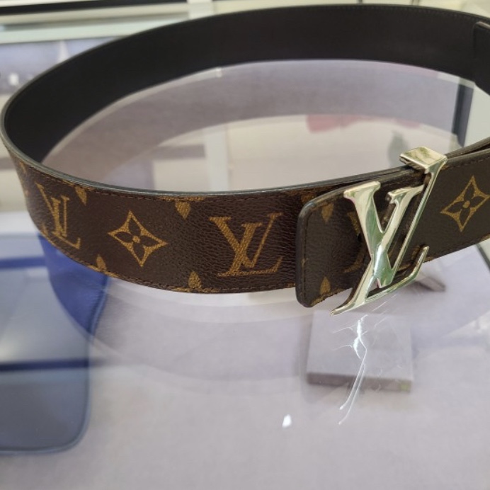 Louis Vuitton Initiales 40mm Reversible Belt Monogram Macassar Shiny Silver 착용 스타일