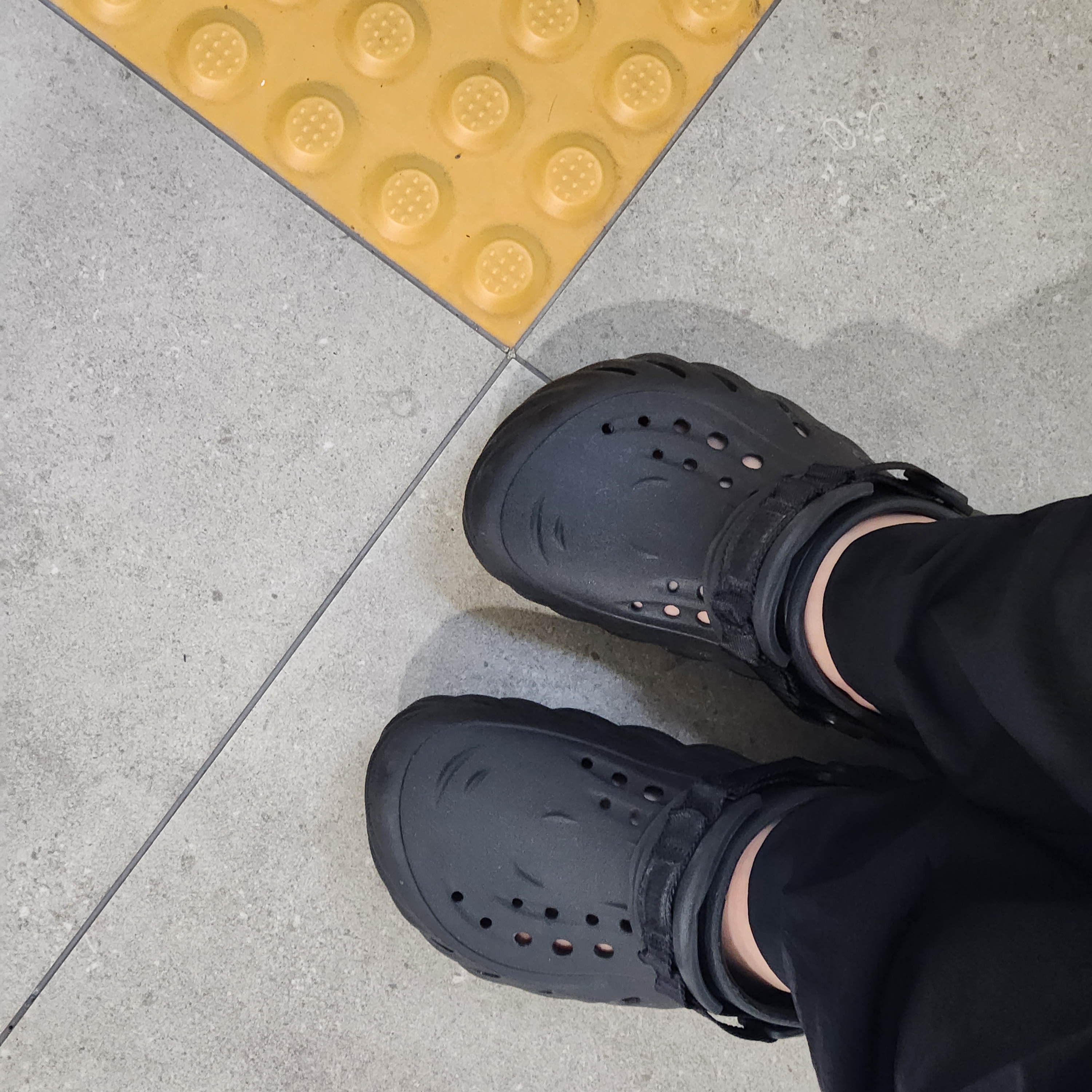 Crocs Echo Clog Black 착용 스타일