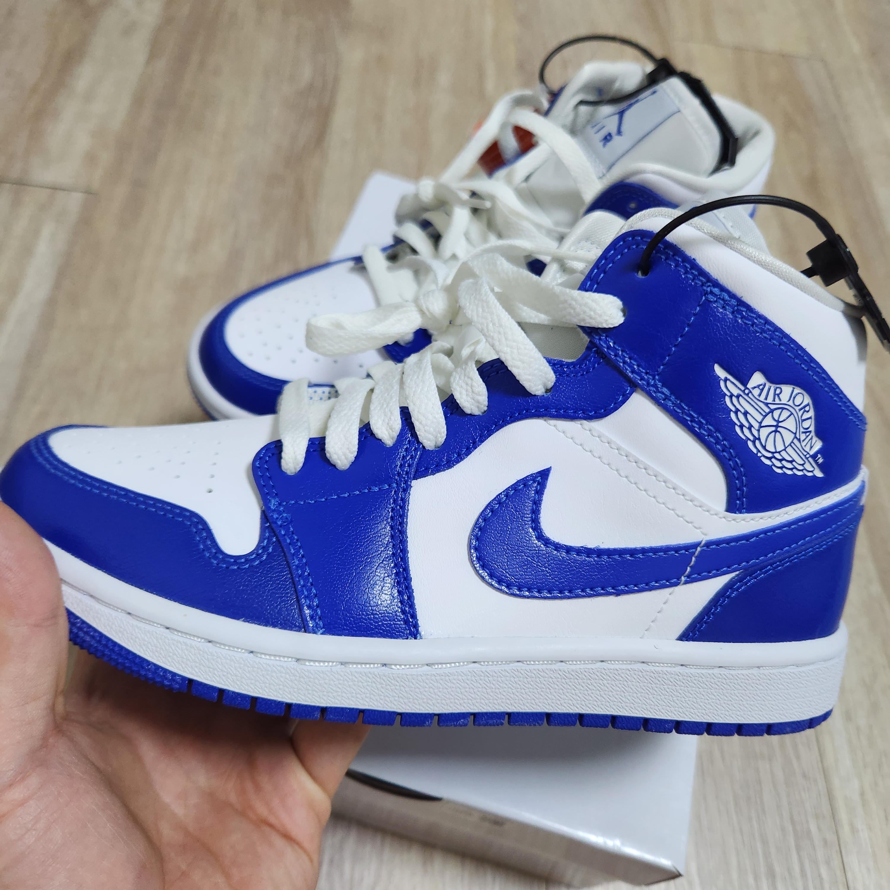 (W) Jordan 1 Mid White Hyper Royal 착용 스타일