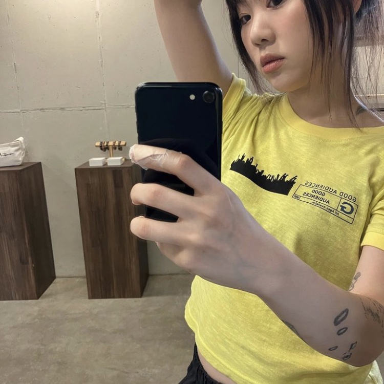 Safarispot Women 1/2 Good Audiences Tee Yellow, Safarispot Women 1/2 Basic Safari Swim Pants Black 착용 스타일 - 2