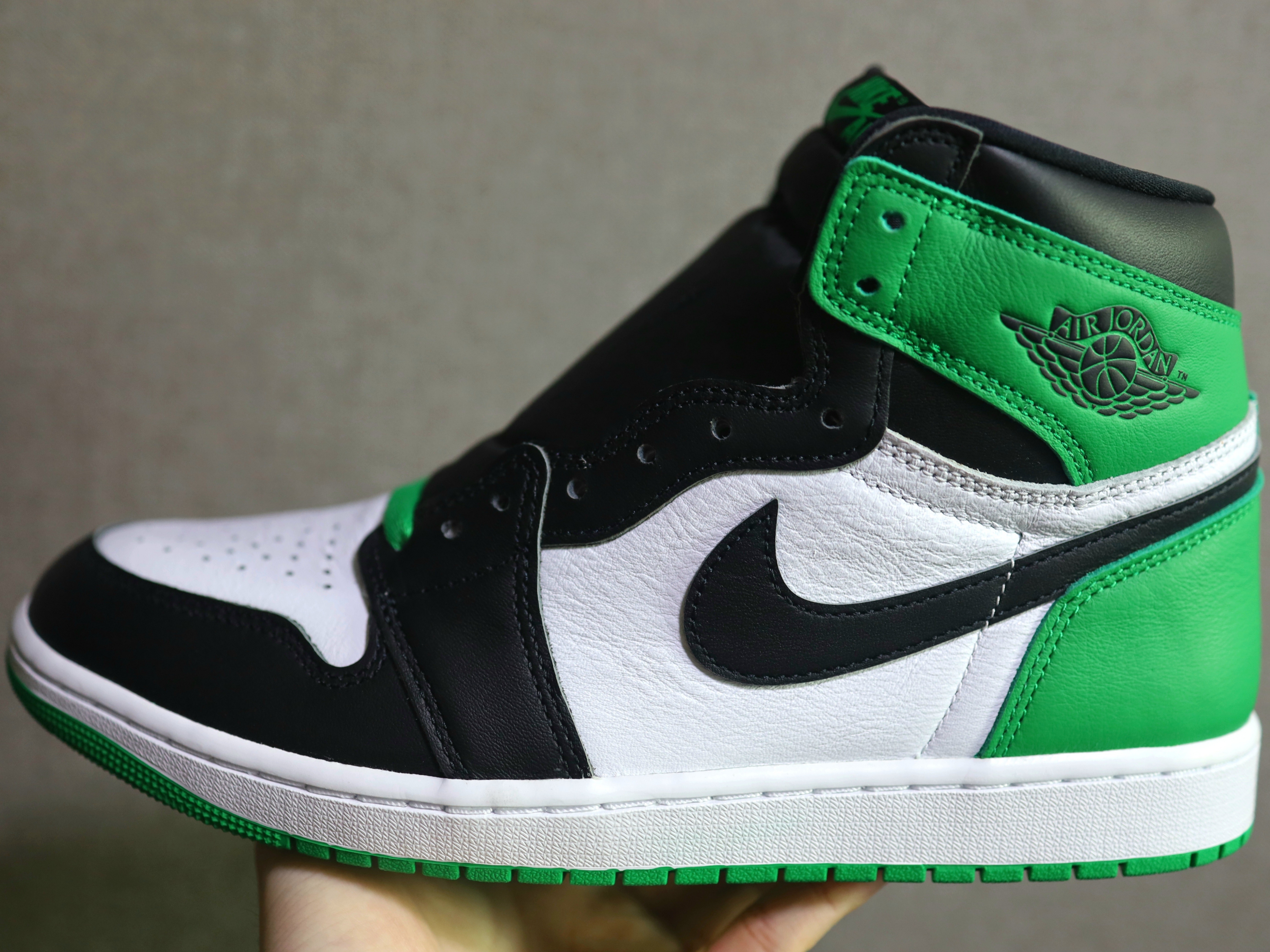 Jordan 1 Retro High OG Black and Lucky Green 착용 스타일