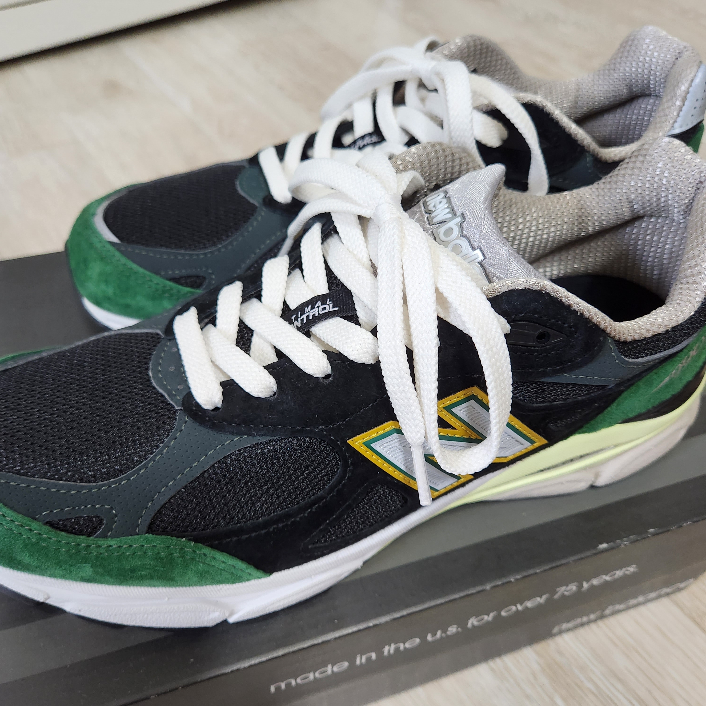 New Balance 990v3 Made in USA Black Green 착용 스타일 - 2