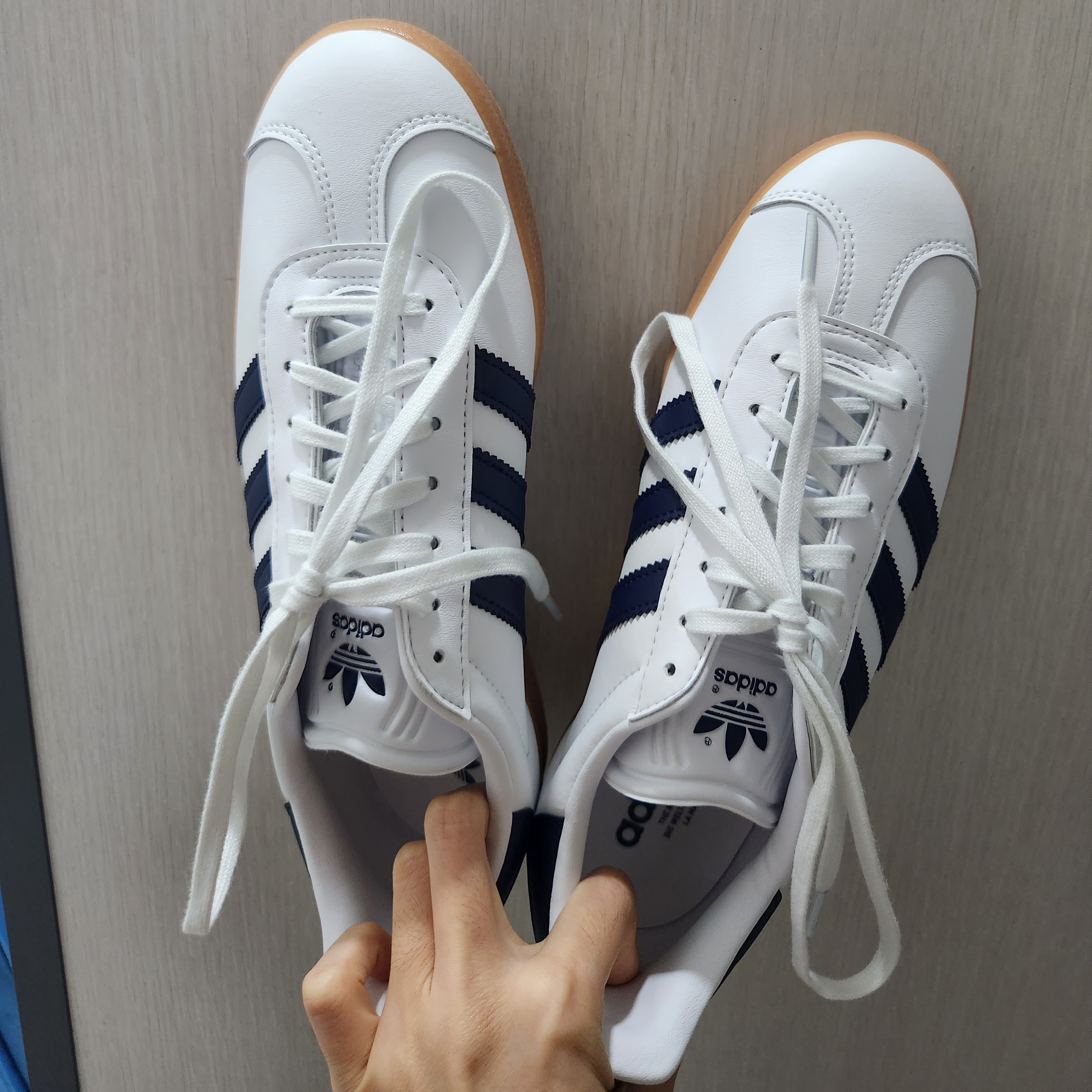 Adidas Gazelle White Collegiate Navy 착용 스타일