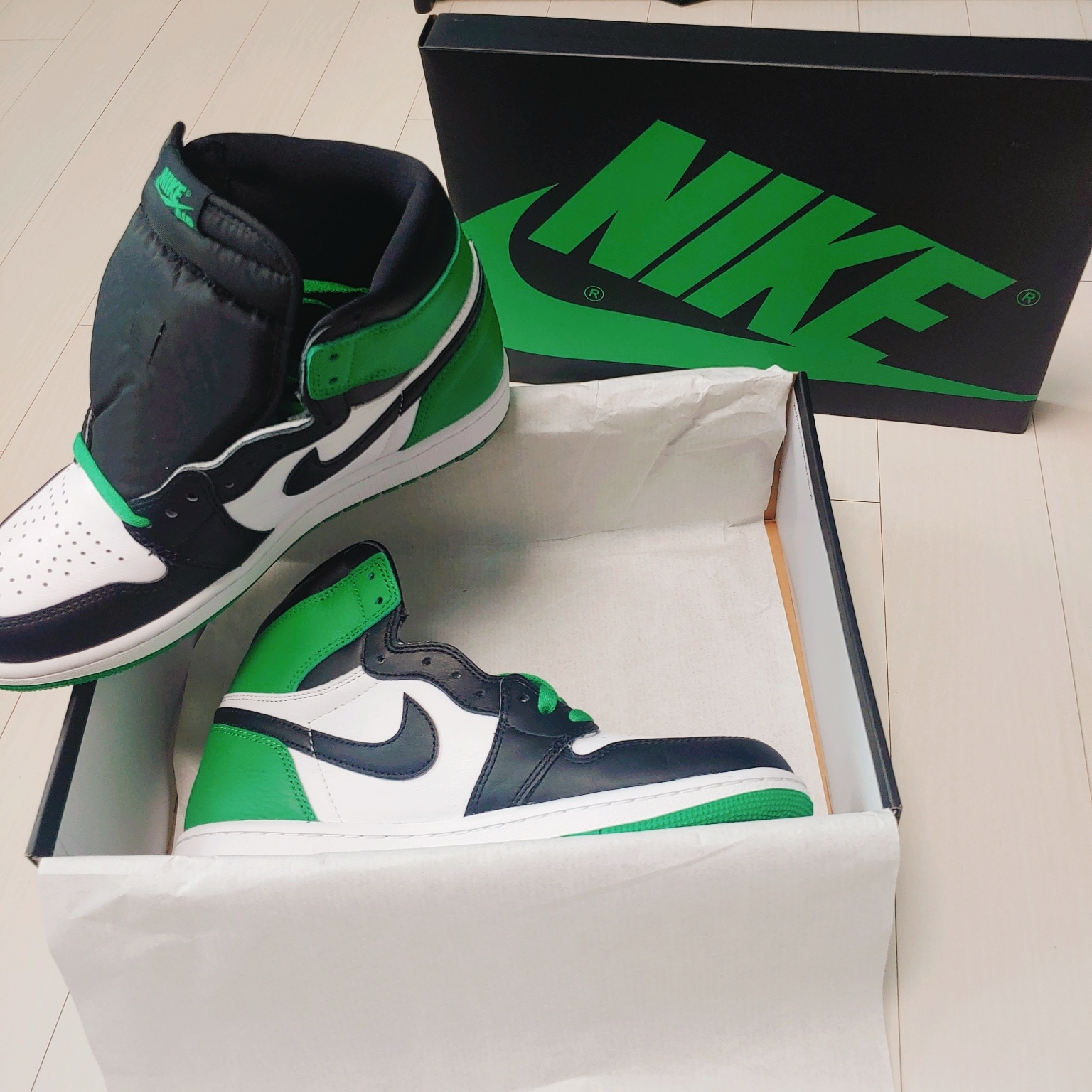 Jordan 1 Retro High OG Black and Lucky Green 착용 스타일