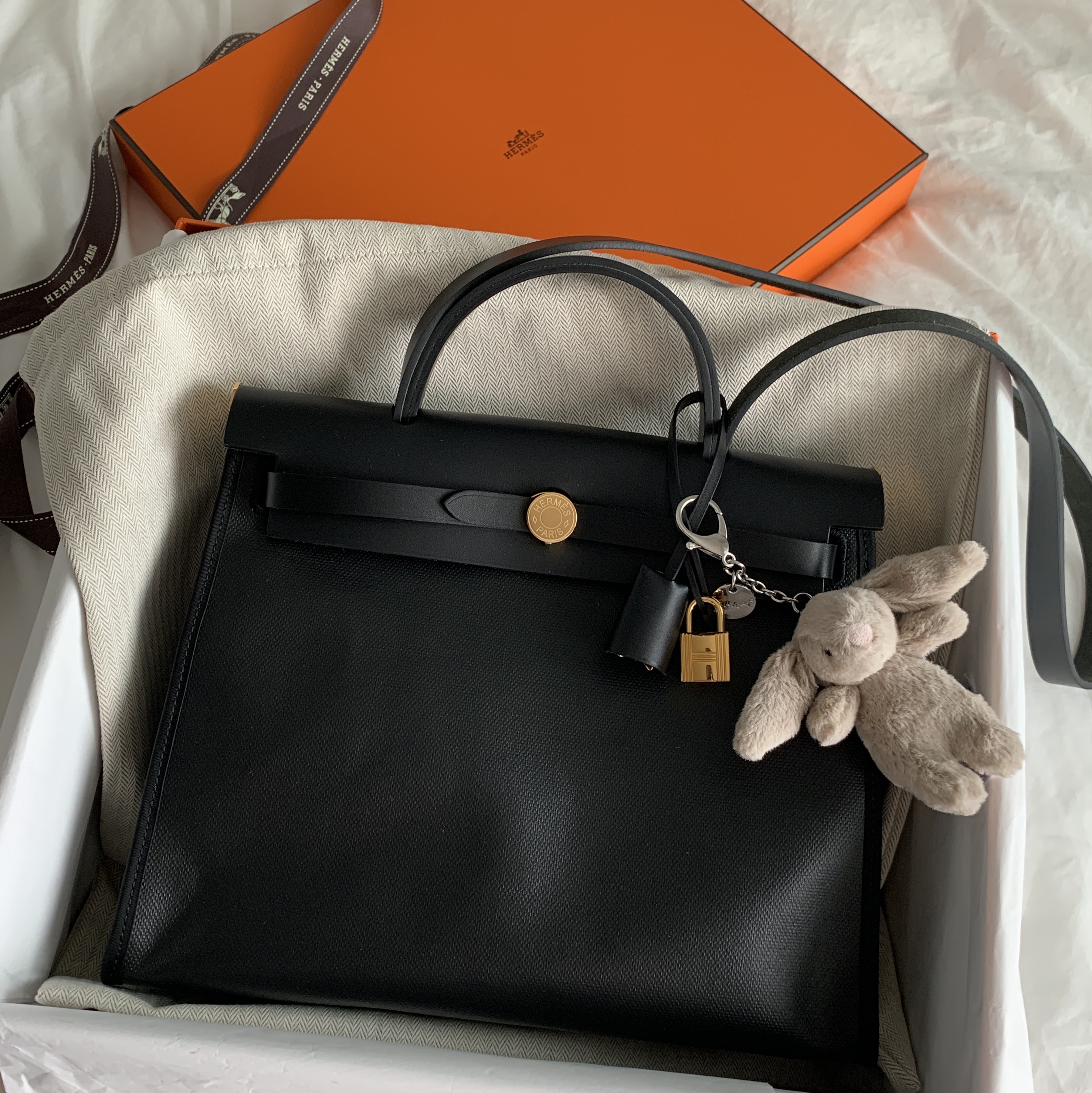 Jellycat Bashful Bunny Bag Charm Beige, Hermes Herbag Zip 31 Bag Sellier H Berlin Canvas Hunter Cowhide & Gold Noir Ecru 착용 스타일