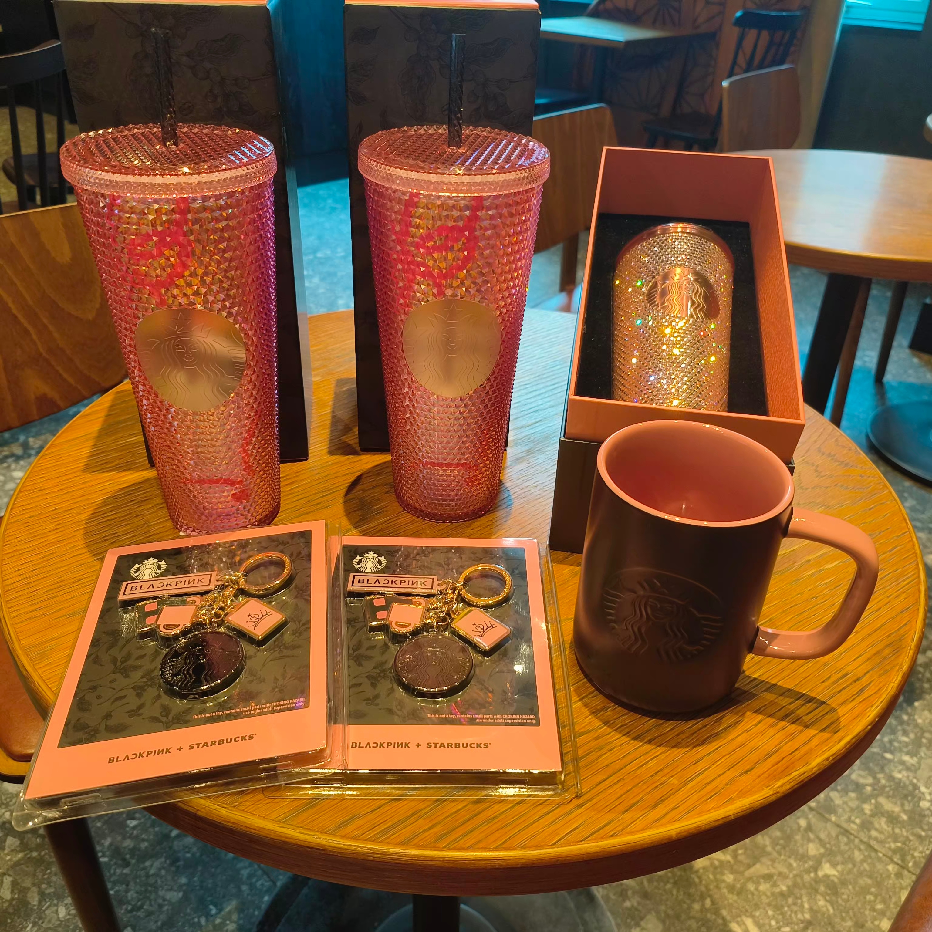 Starbucks x Blackpink SS Linestone Cold Cup 473ml, Starbucks x Blackpink Keychain 착용 스타일