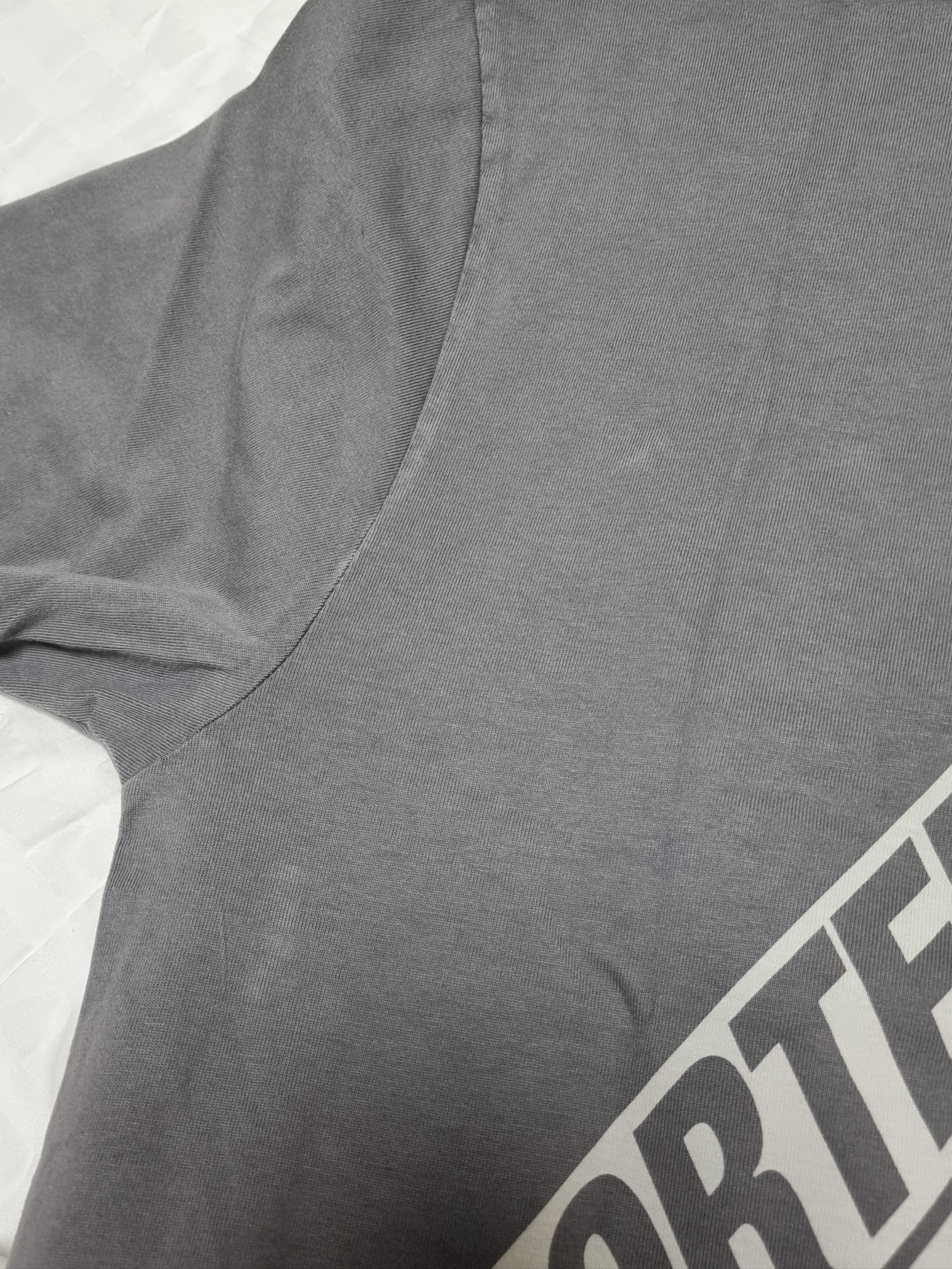 Palace x Porter Tri-Ferg Bell Boy T-Shirt Gray 착용 스타일 - 2