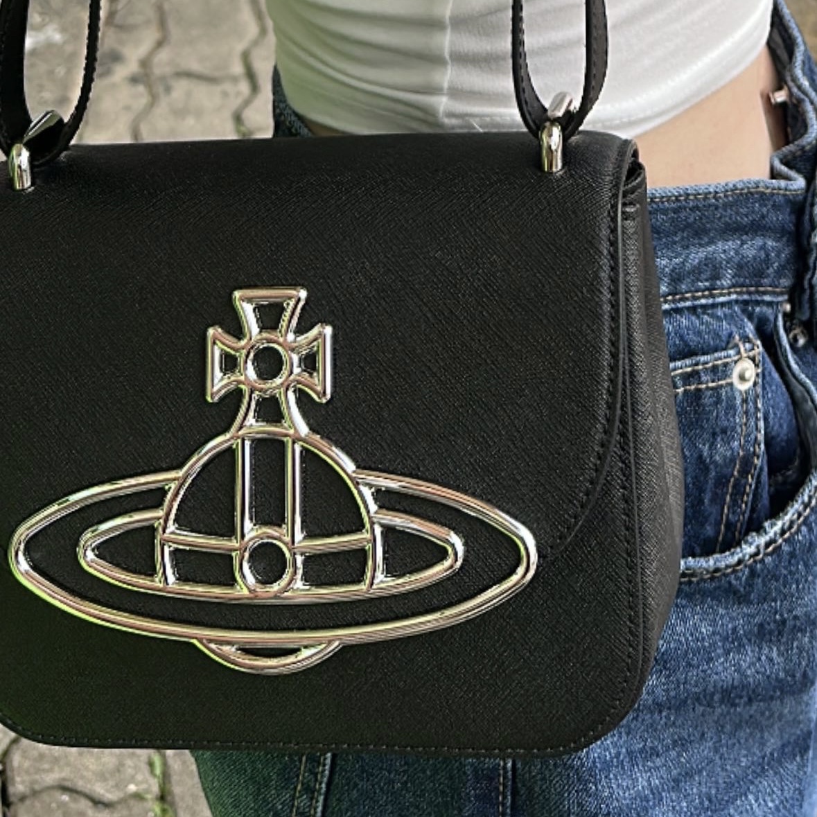 Vivienne Westwood Linda Crossbody Bag Black 착용 스타일
