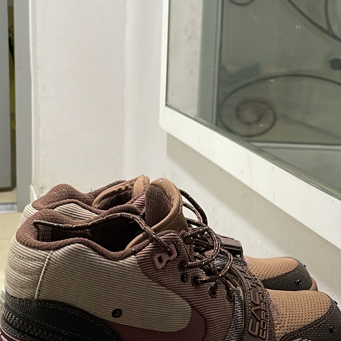 Nike x Travis Scott Air Trainer 1 Archaeo Brown and Rust Pink 착용 스타일 - 1