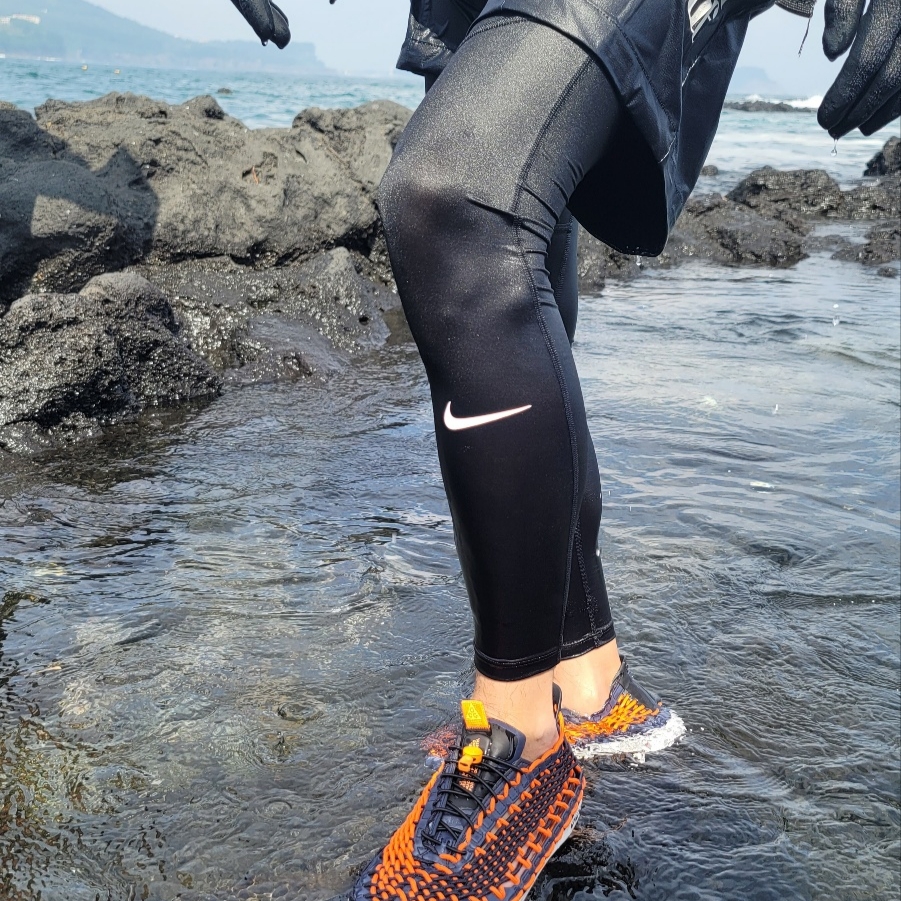 Nike ACG Watercat+ Bright Mandarin and Gridiron 착용 스타일
