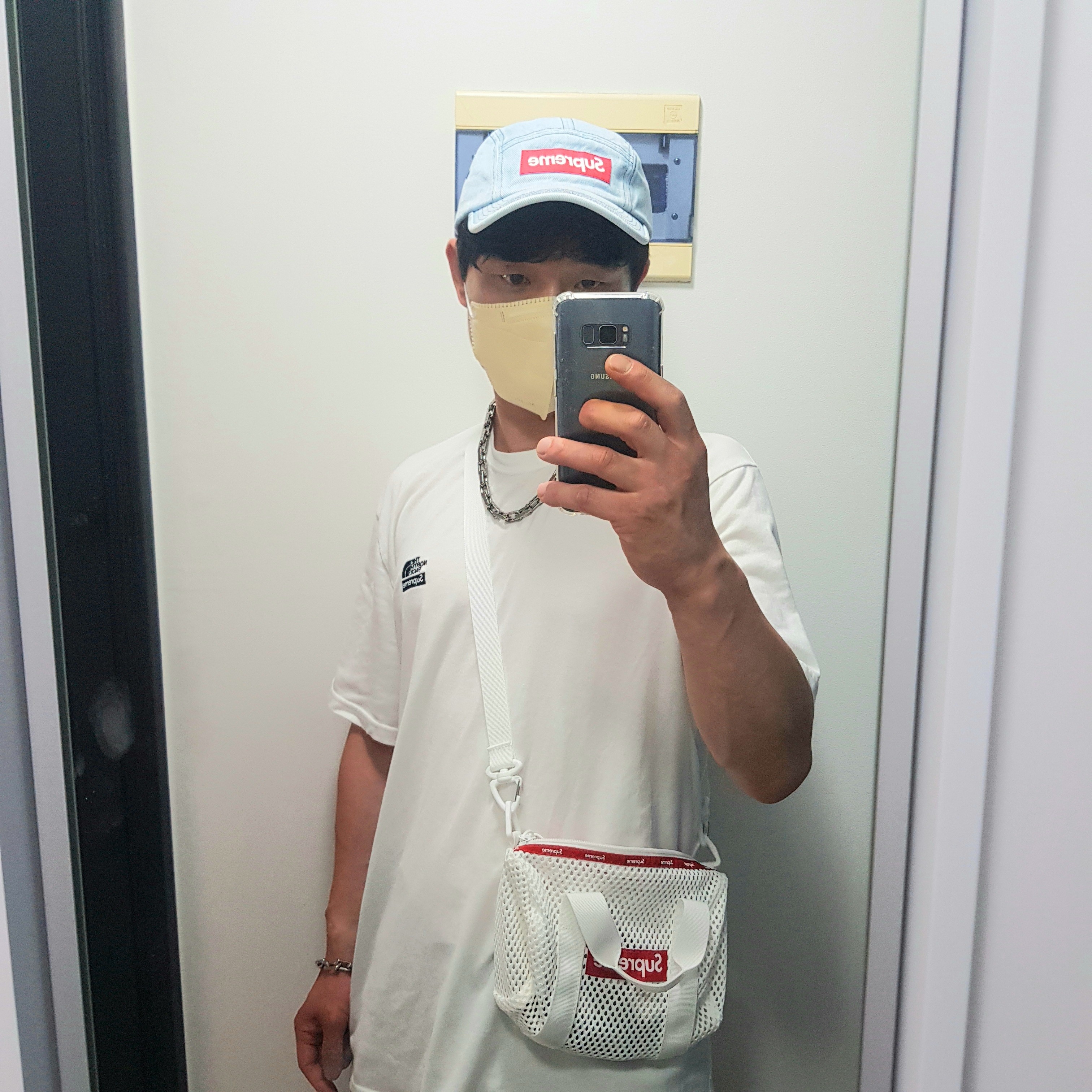 Supreme Denim Camp Cap Washed Blue - 22FW, Supreme Mesh Mini Duffle Bag White - 23SS 착용 스타일 - 3
