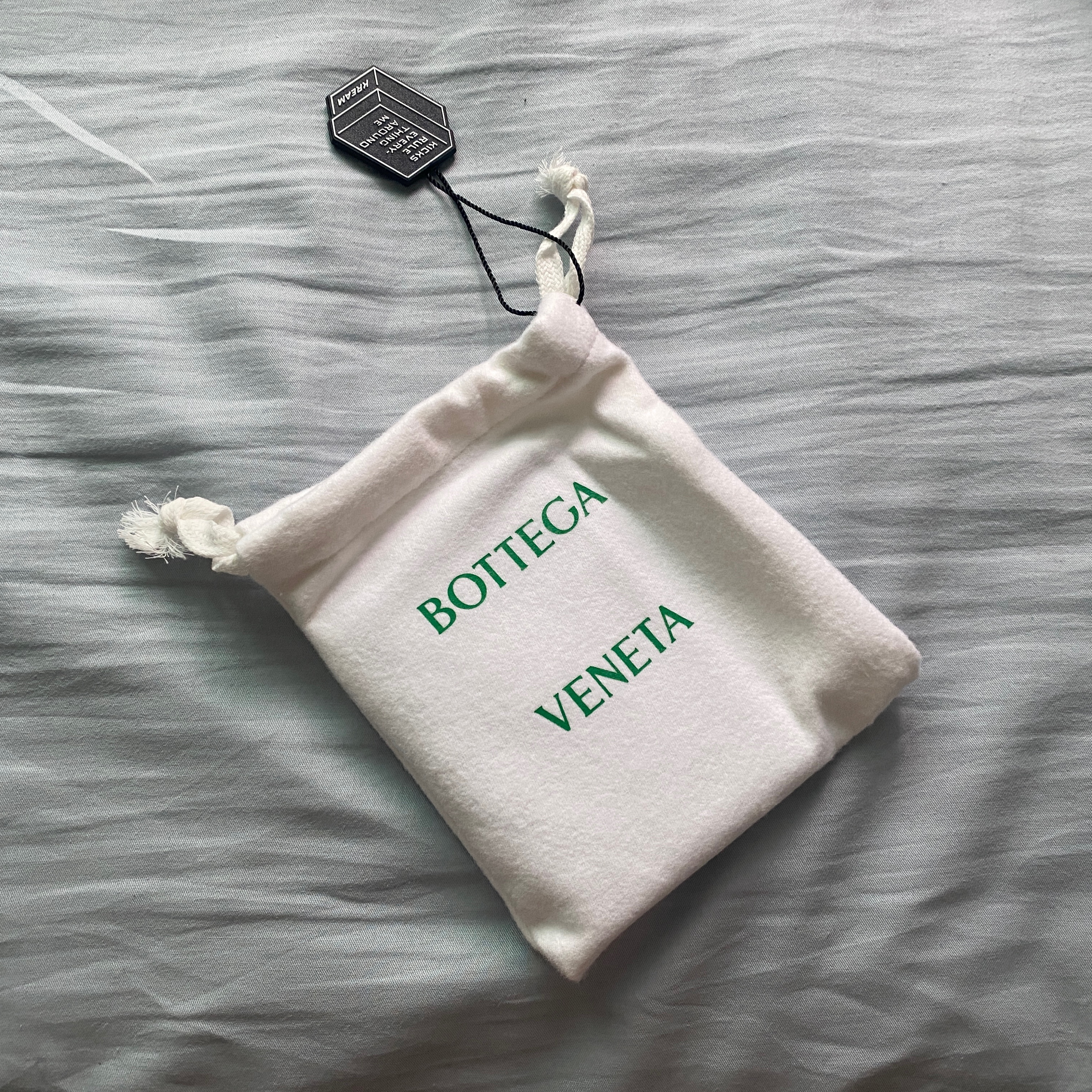 Bottega Veneta Flap Card Case Black 착용 스타일 - 2