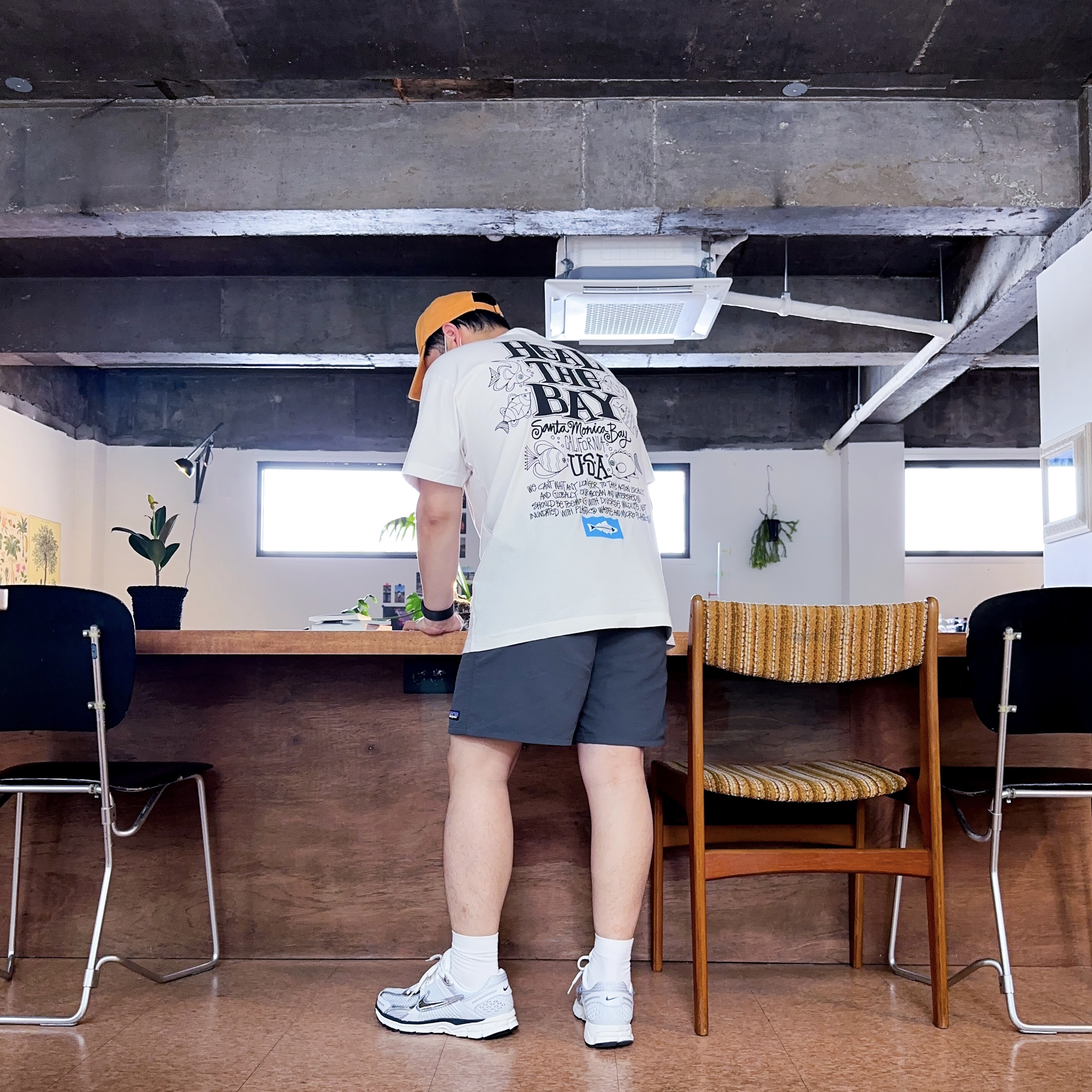 Stussy x Heal The Bay Ocean Pigment Dyed T-Shirt Natural, (W) Nike Zoom Vomero 5 Photon Dust and Metallic Silver 착용 스타일