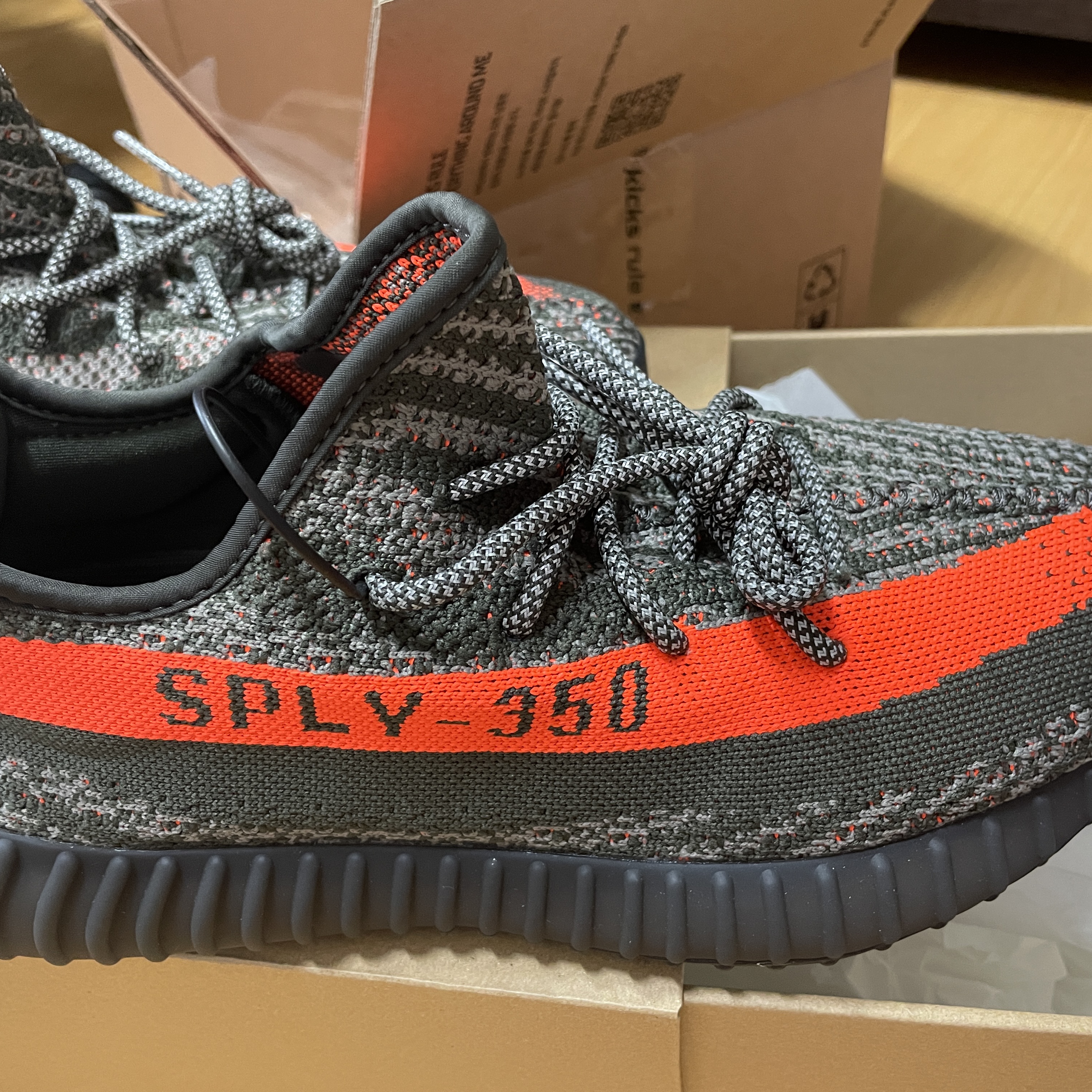 Adidas Yeezy Boost 350 V2 Carbon Beluga 착용 스타일