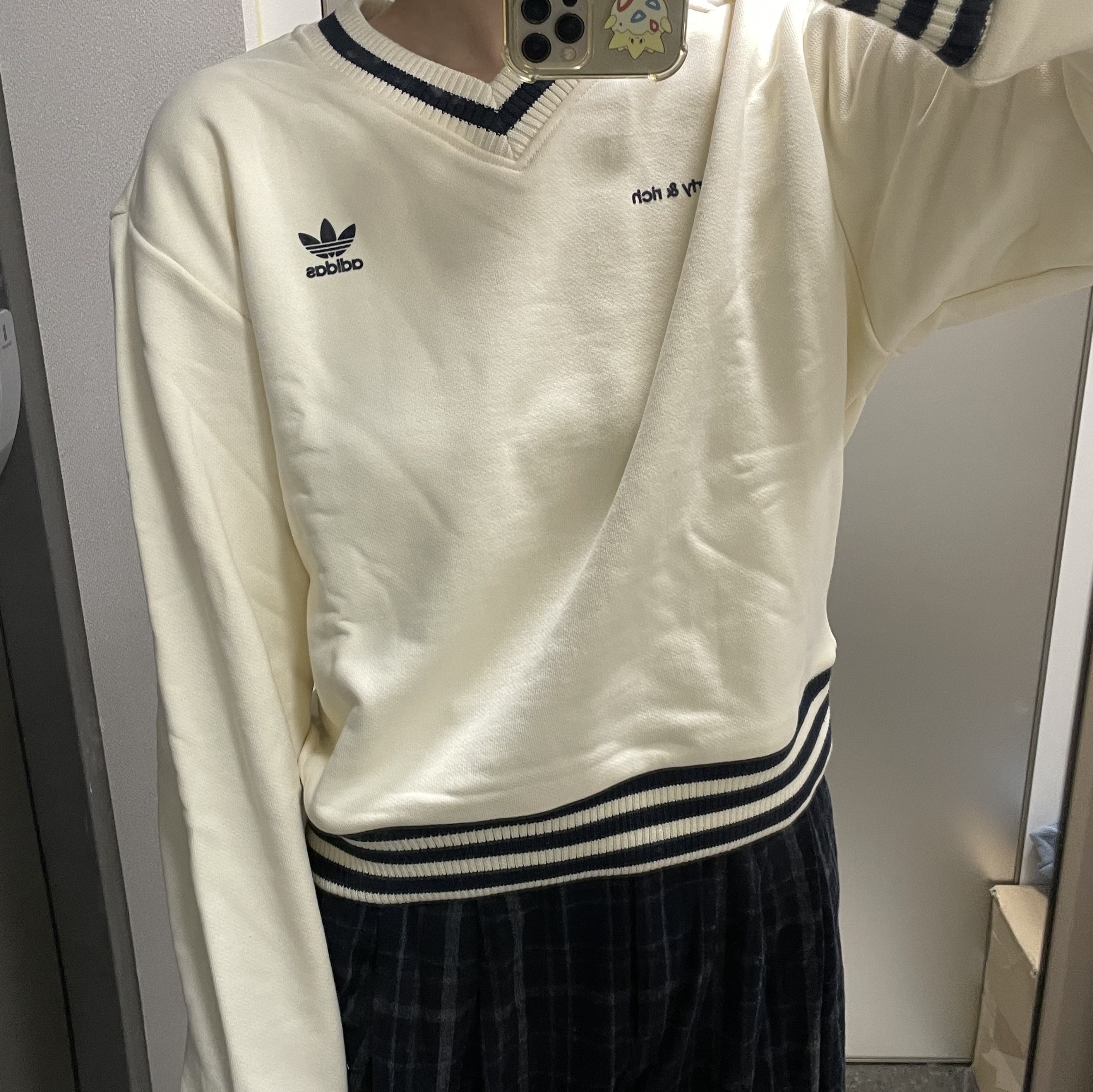 (W) Adidas x Sporty & Rich V-Neck Crew Sweatshirt Cream White - US Sizing, (W) Adidas x Sporty & Rich V-Neck Crew Sweatshirt Cream White - KR Sizing 착용 스타일 - 3