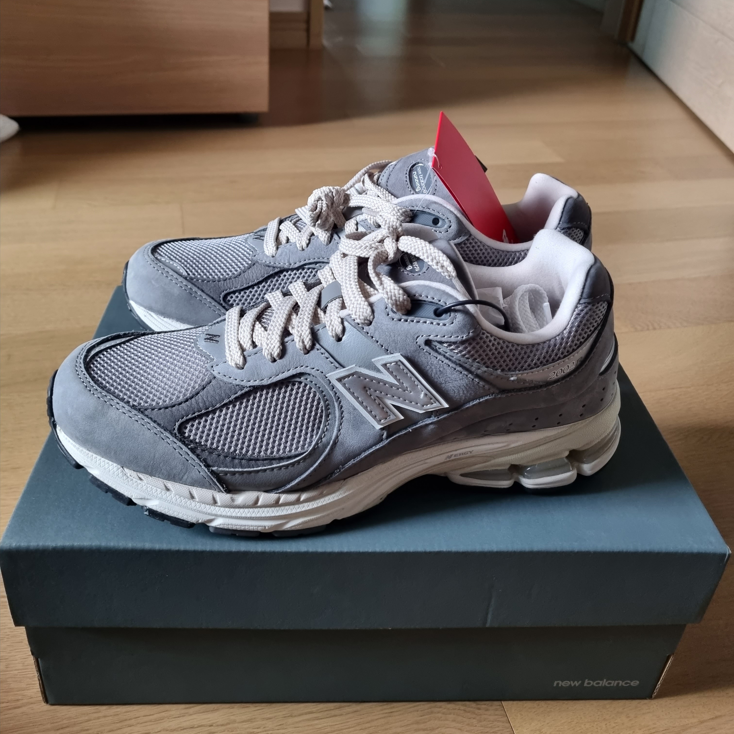 New Balance 2002R Premium Vintage Grey 착용 스타일