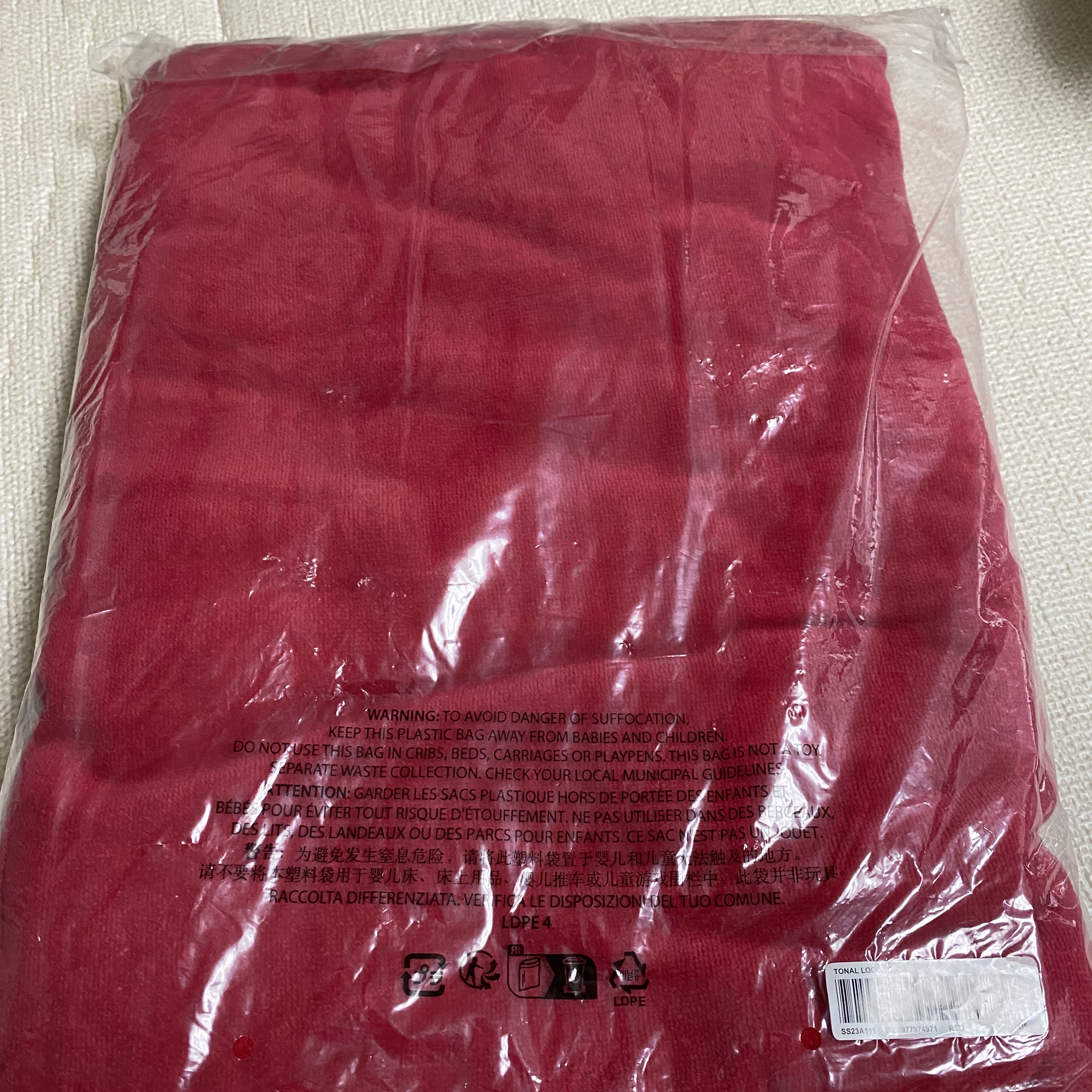 Supreme Woven Large Tote Red - 23SS, Supreme Tonal Logo Towel Red - 23SS 착용 스타일 - 2