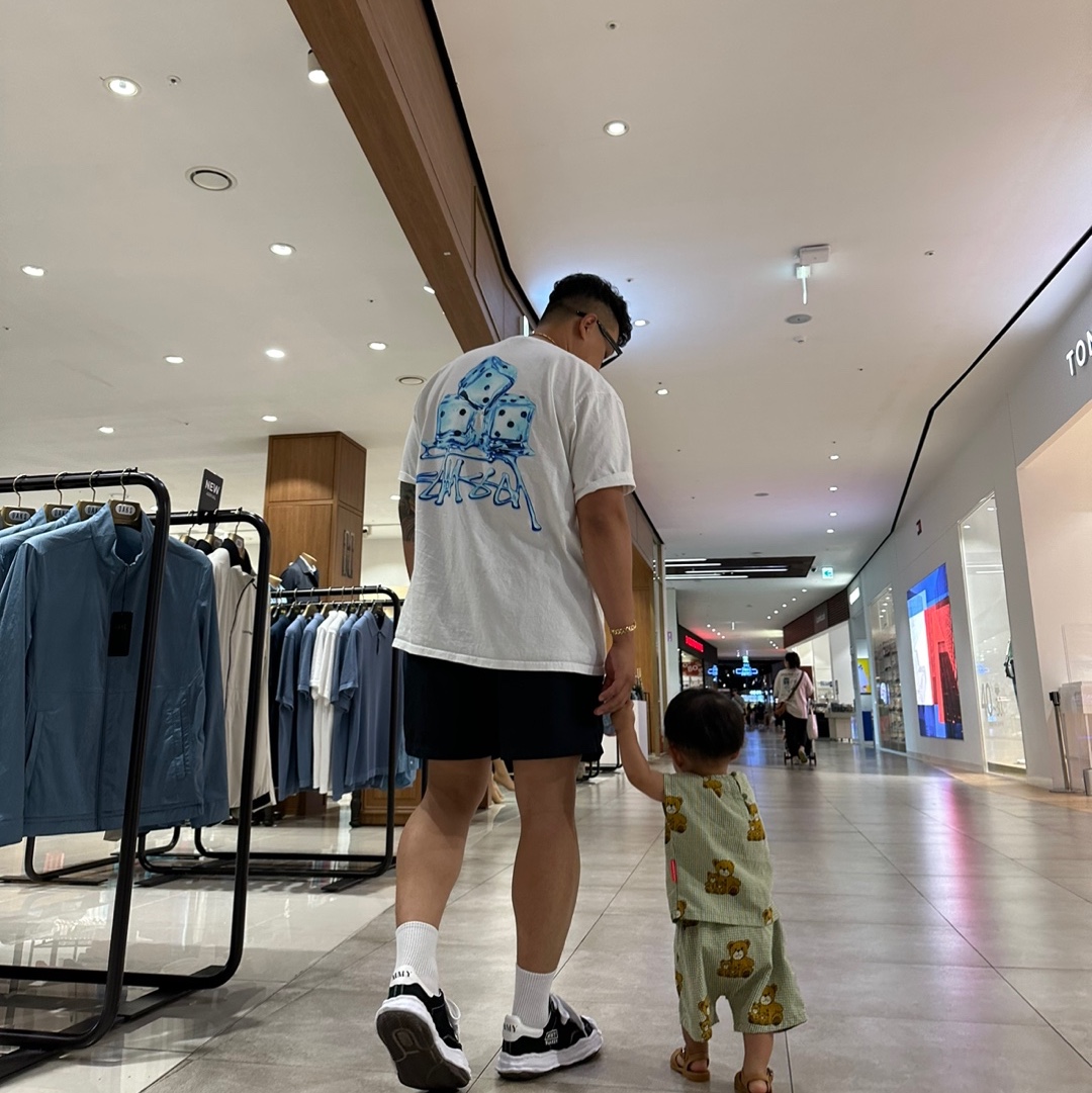 Stussy Melted T-Shirt White, Maison Mihara Yasuhiro Blakey OG Sole Canvas Low-top Sneakers Black White 착용 스타일