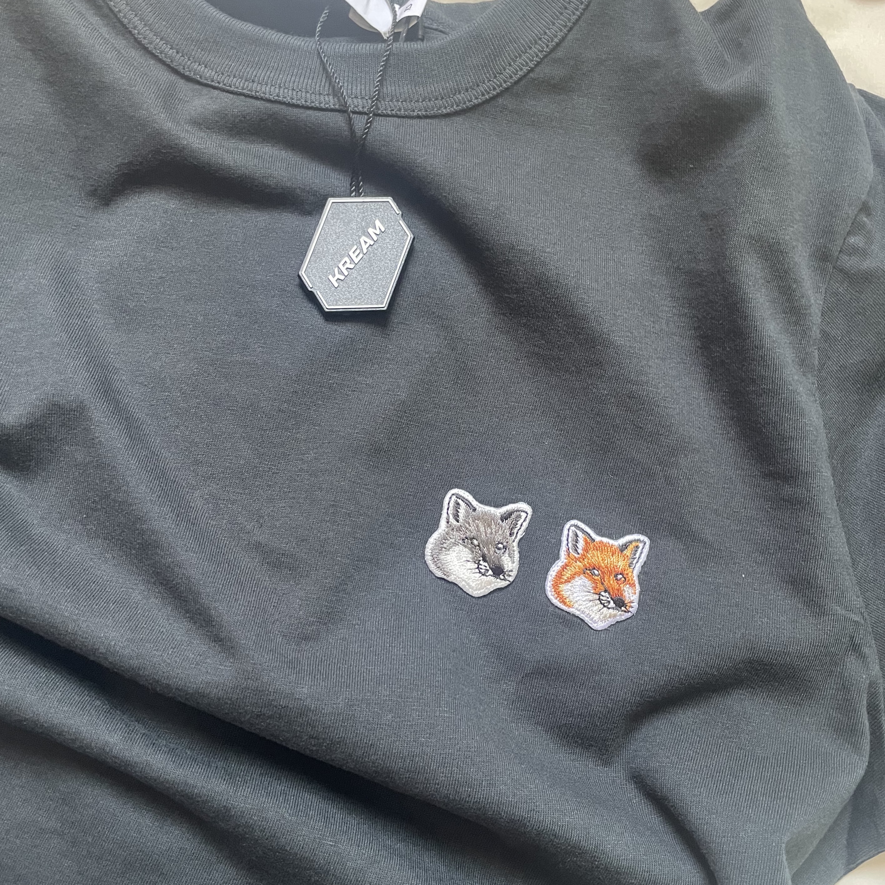 Maison Kitsune Double Fox Head Patch Classic T-Shirt Anthracite 착용 스타일