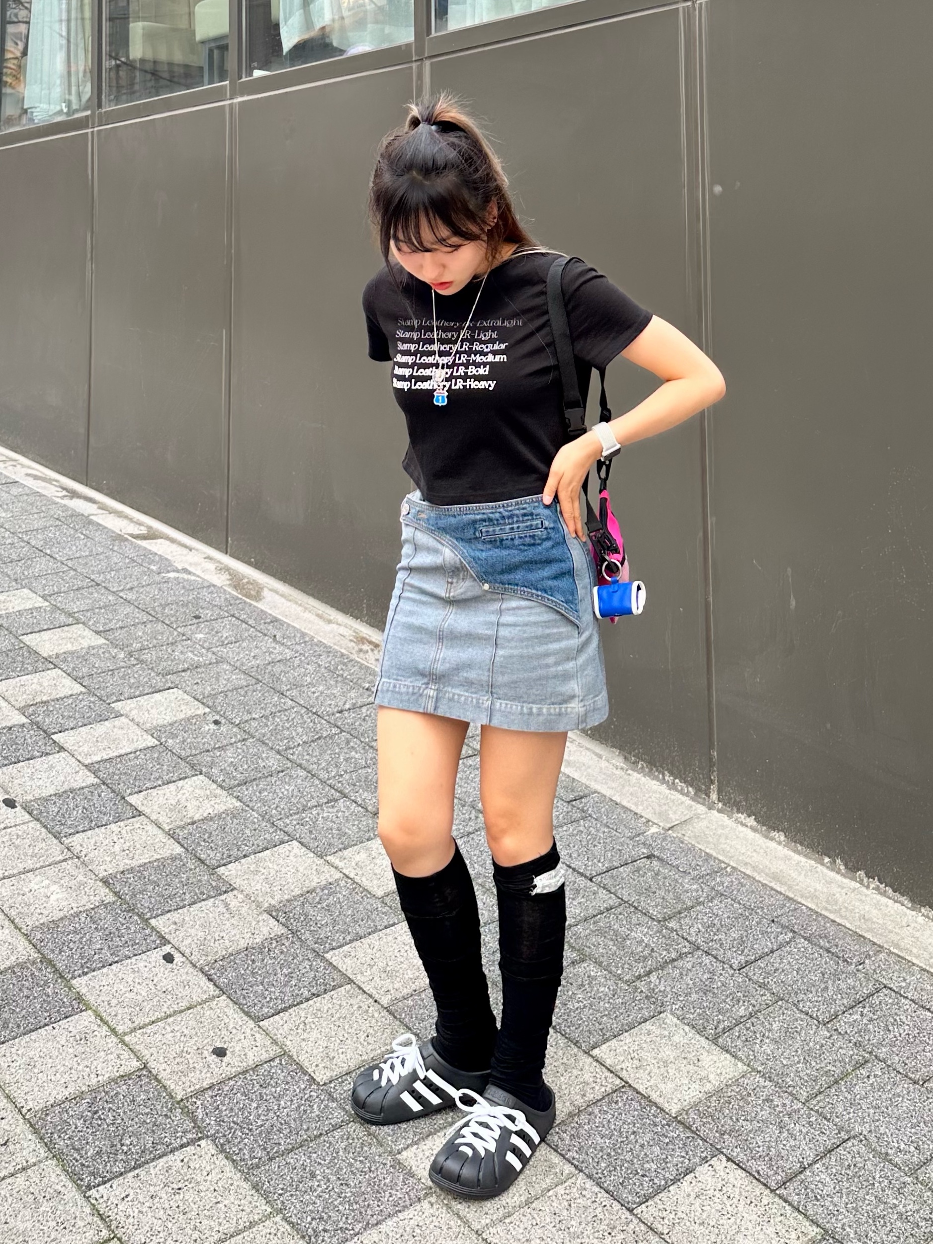 Adidas Adilette Clog Black White, Ader Error Trace Typhoon AirPods Case Blue 착용 스타일 - 1