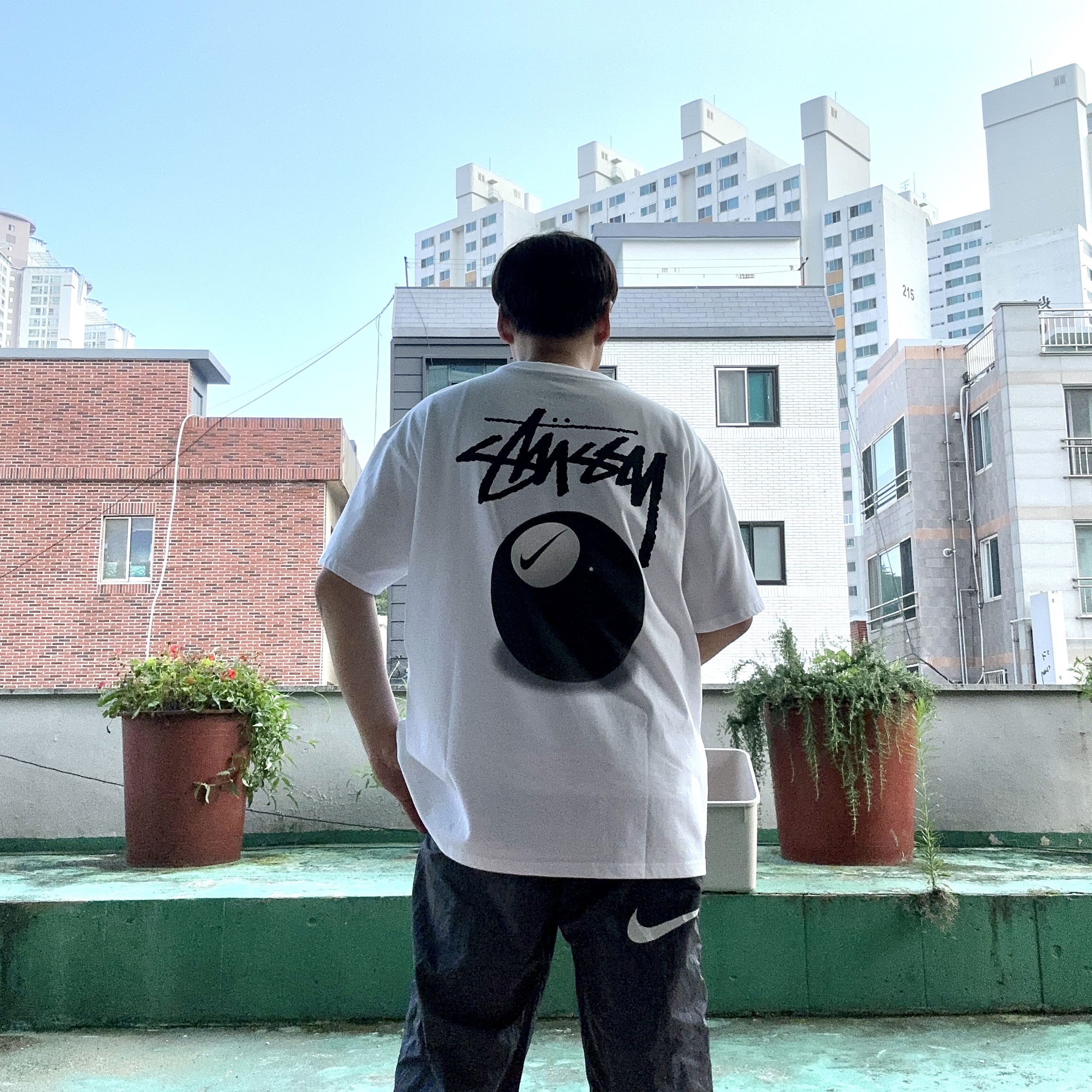 Nike x Stussy NRG FL SS 8 Ball T-Shirt White (DO9322-100), Nike x Stussy Beach Pants Off Noir 착용 스타일