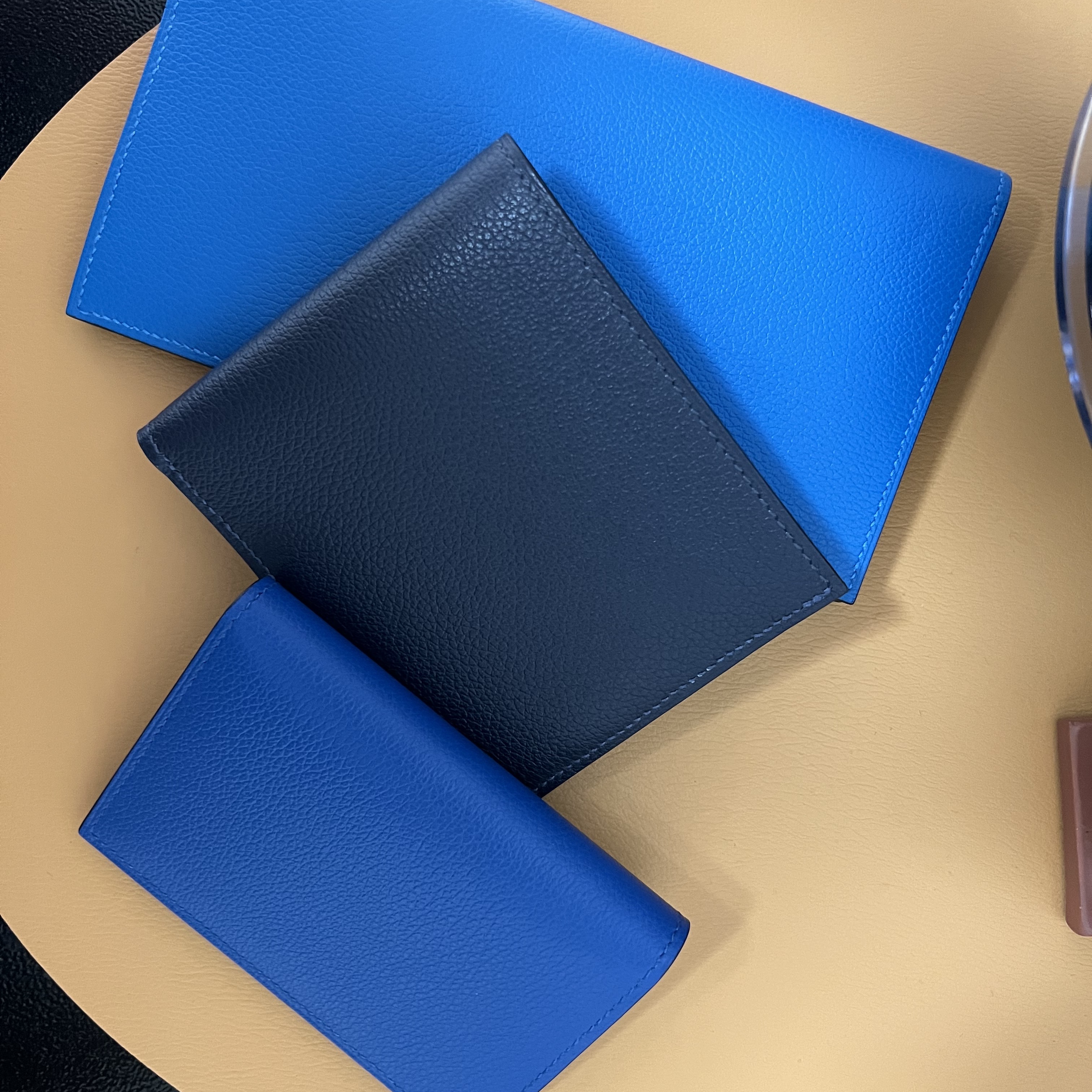 Hermes MC² Euclide Card Holder Evercolor & Bleu de France, Hermes MC² Copernic Jungle Wallet Evercolor & Bleu Nuit Bleu Zellige 착용 스타일 - 1