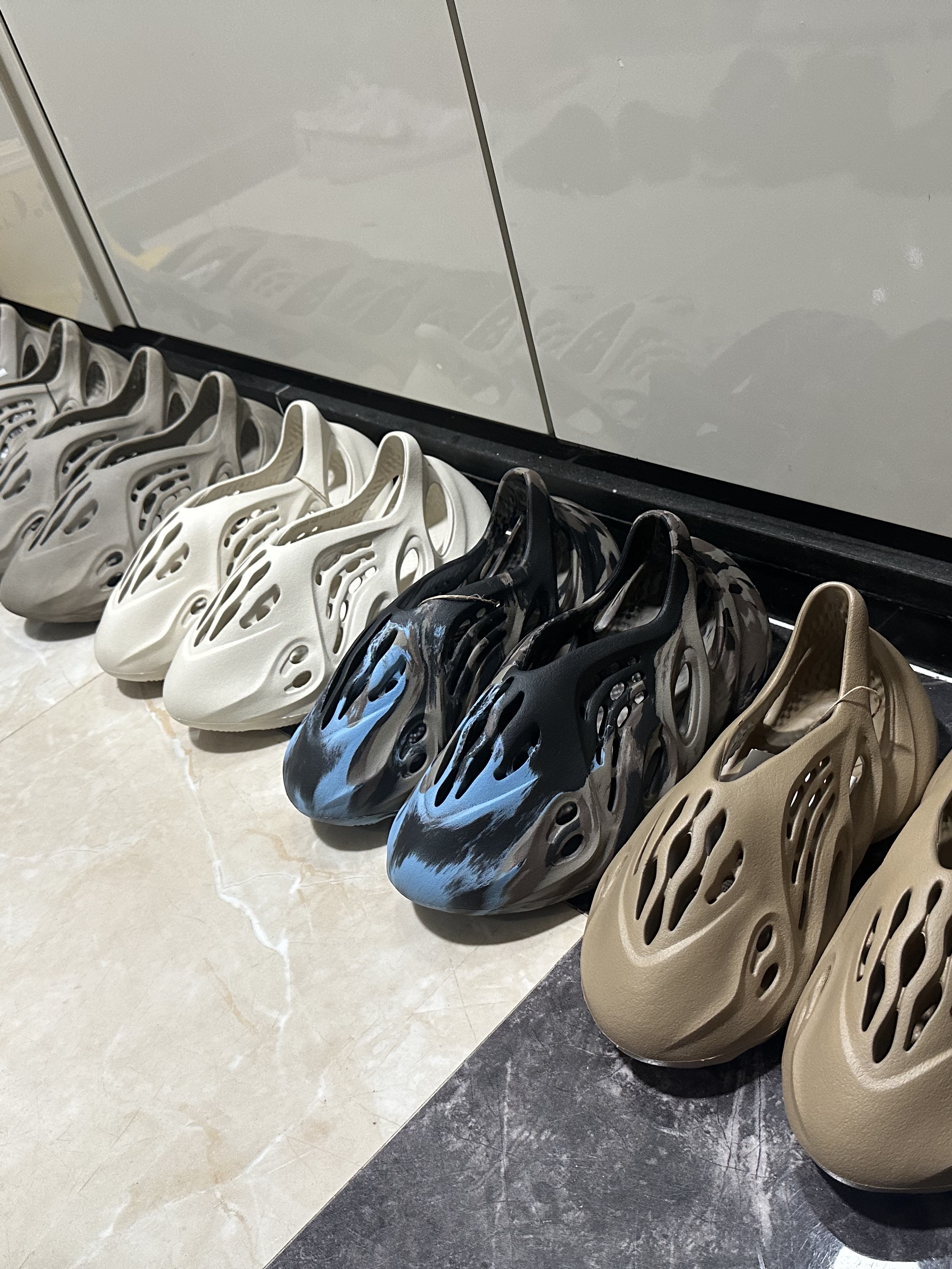 Adidas Yeezy Foam RNNR MX Cinder, Adidas Yeezy Foam RNNR Clay Taupe 착용 스타일 - 2