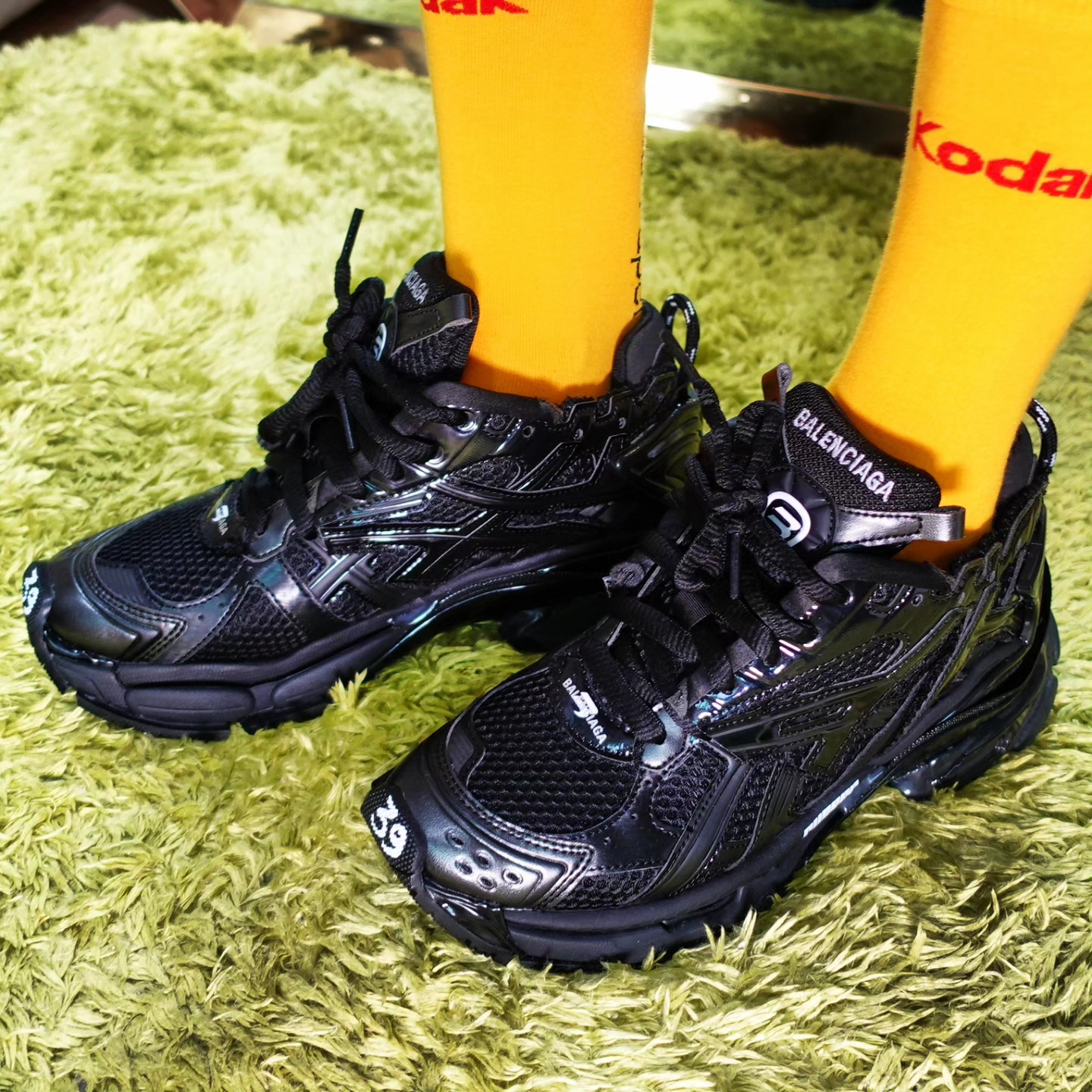Balenciaga Runner Sneakers Monocolor Black 착용 스타일 - 3