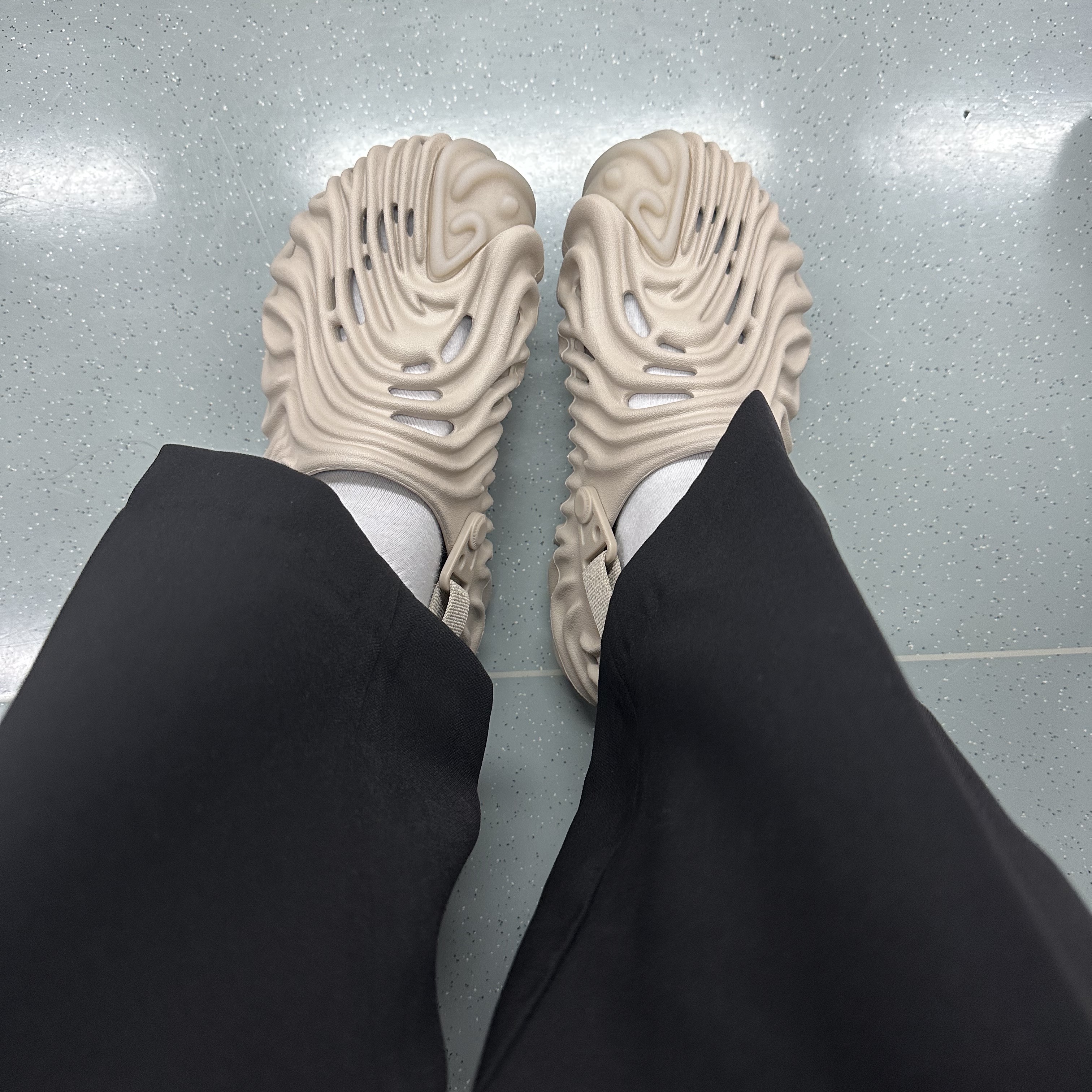 Crocs x Salehe Bembury Pollex Clog Horchata 착용 스타일