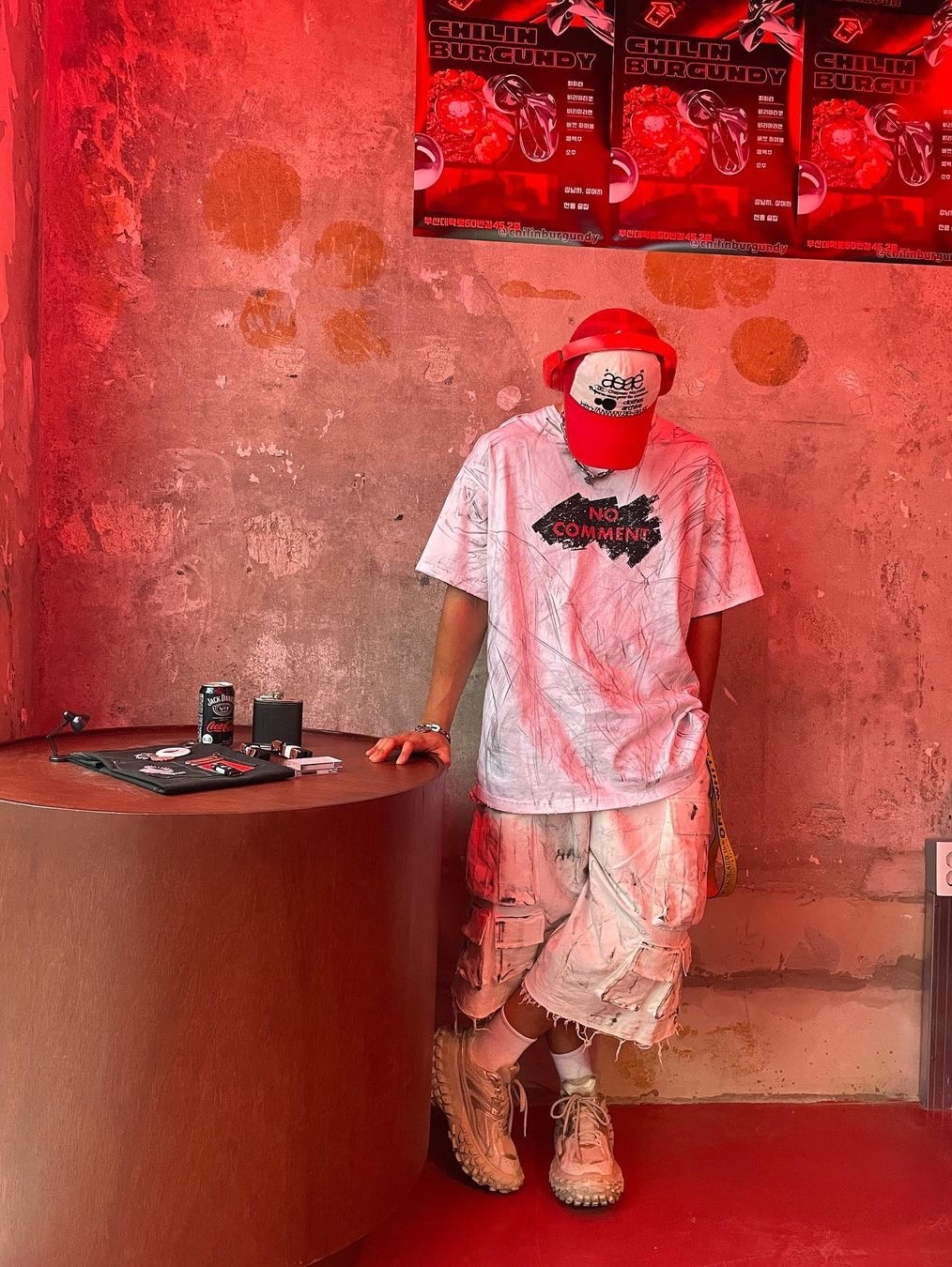 Nos Couleurs Distressed Cargo Shorts White, Nos Couleurs No Comment T-Shirt White 착용 스타일
