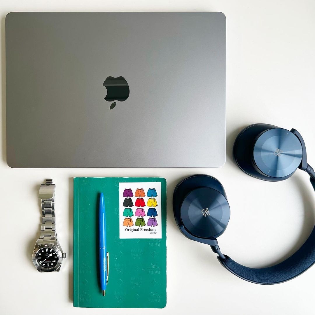 Bang & Olufsen Beoplay H95 Navy 착용 스타일