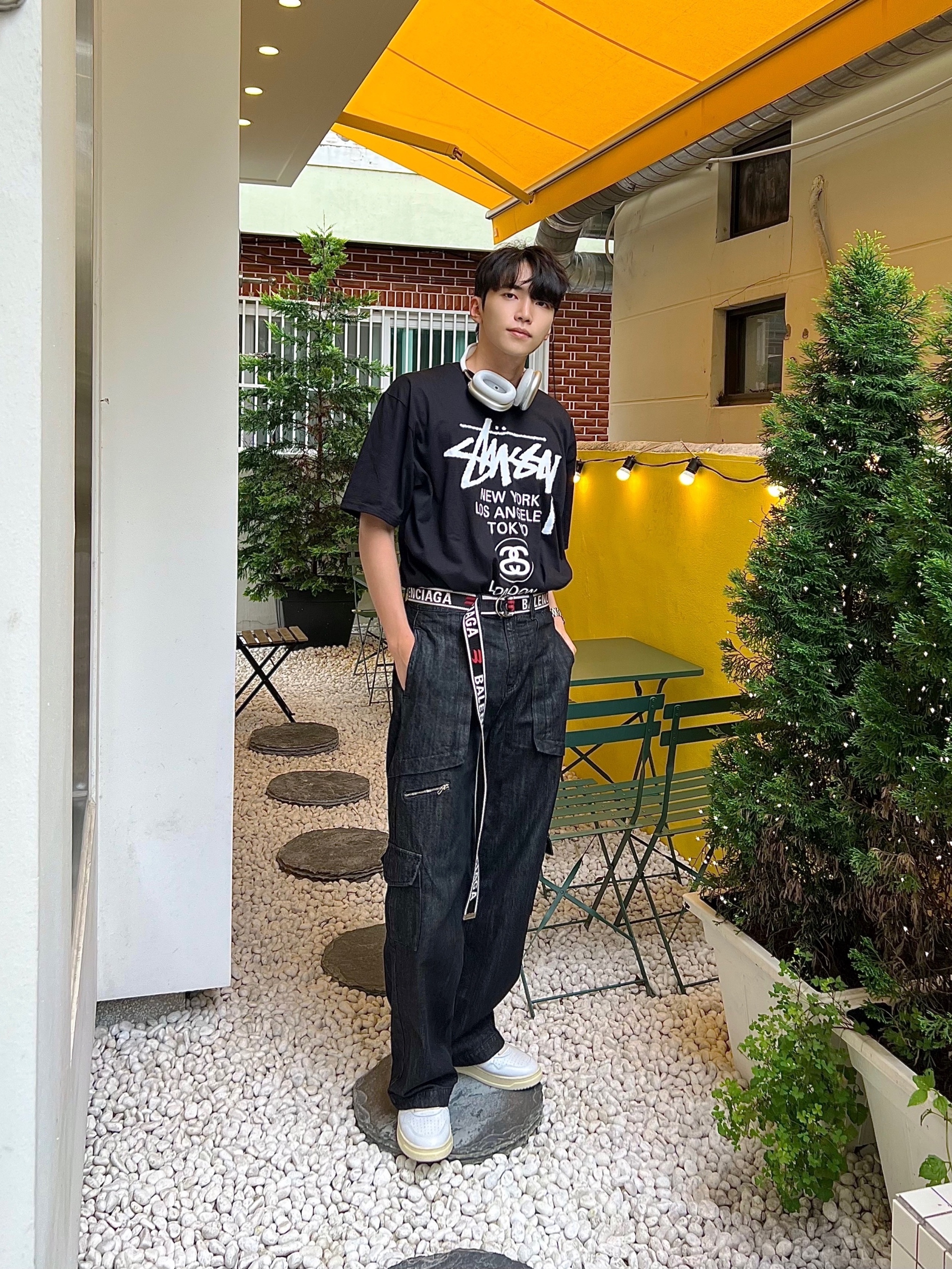 Balenciaga D Ring Belt Grey Red, Stussy World Tour T-Shirt Black 착용 스타일 - 3
