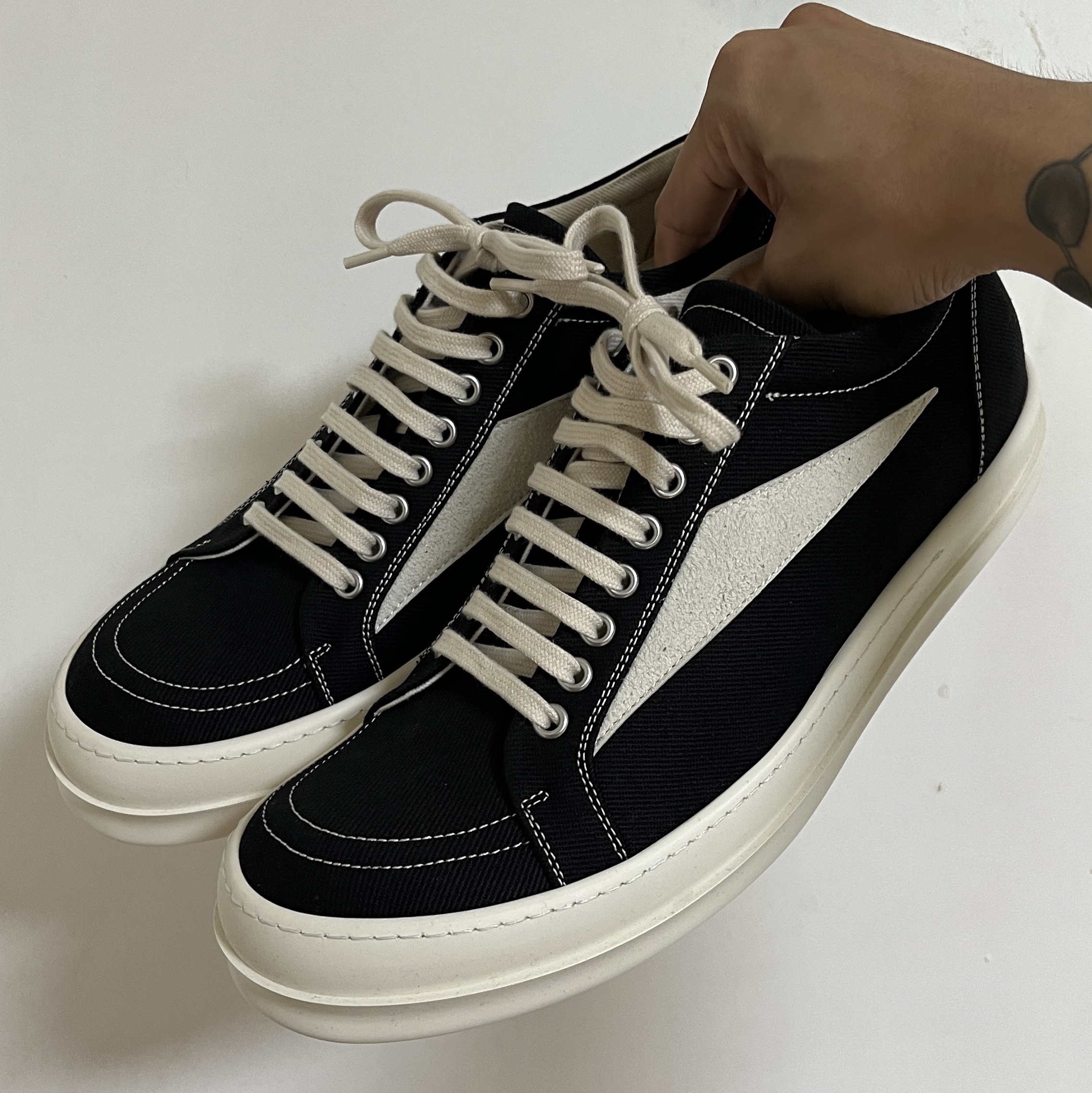 Rick Owens Drkshdw Suede Vintage Sneakers Dark Dust Pearl Milk White 착용 스타일