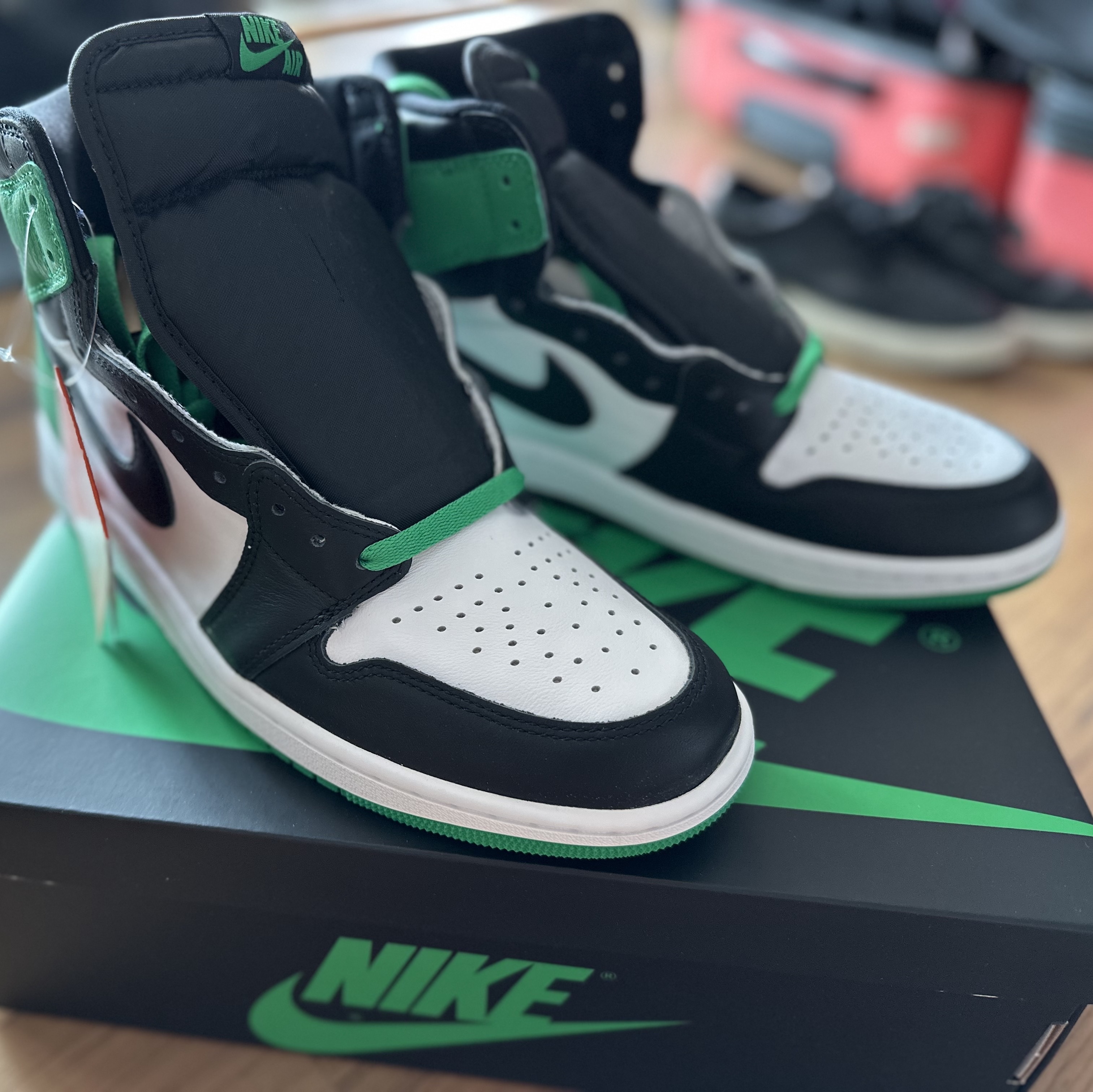 Jordan 1 Retro High OG Black and Lucky Green 착용 스타일