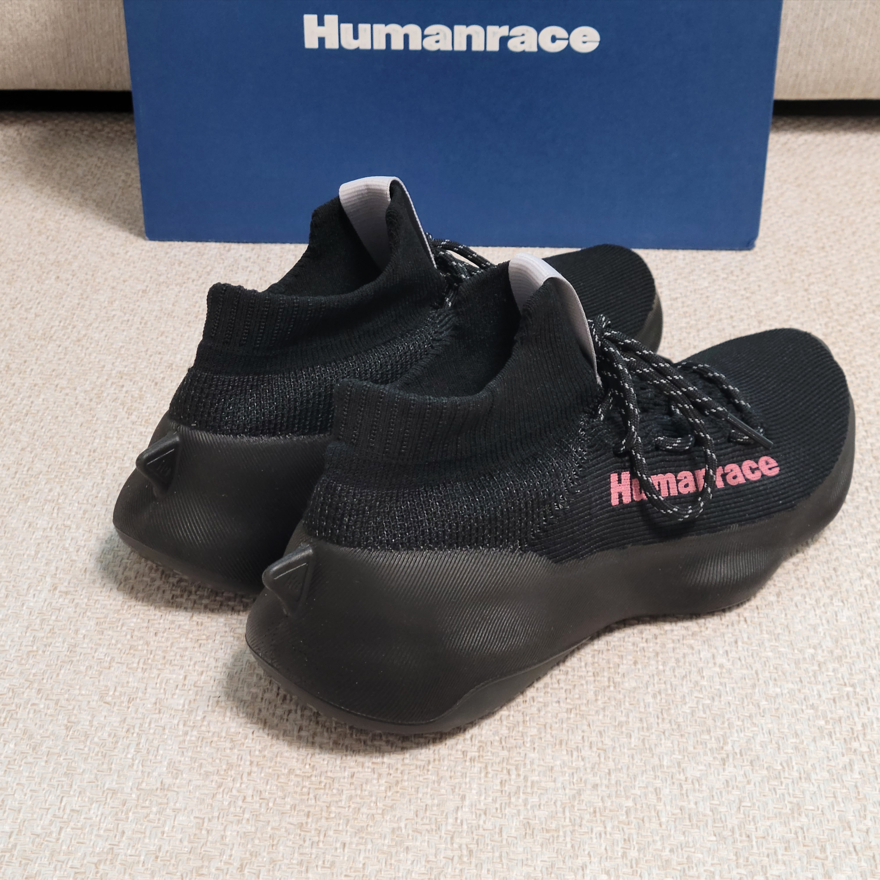 Adidas x Pharrell Williams Humanrace Sichona Black Pink 착용 스타일 - 4