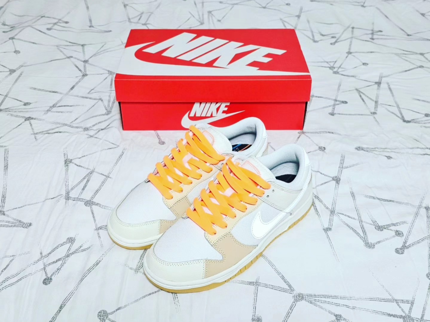 Nike Dunk Low SE Pale Vanilla and Sail 착용 스타일 - 1