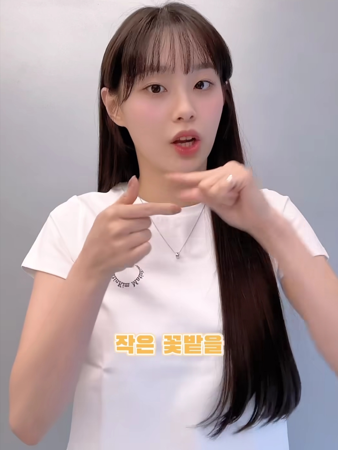 (W) Matin Kim Circle Logo Crop Top White 착용 스타일 - 3