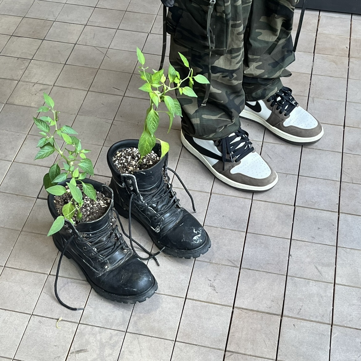 Undermycar Bonbyx Multi Cargo Double Zip Pants Kombu - 23SS, Undermycar Leachianus Multiple Tangles Double Logo Chain Down Blue - 23SS 착용 스타일 - 2