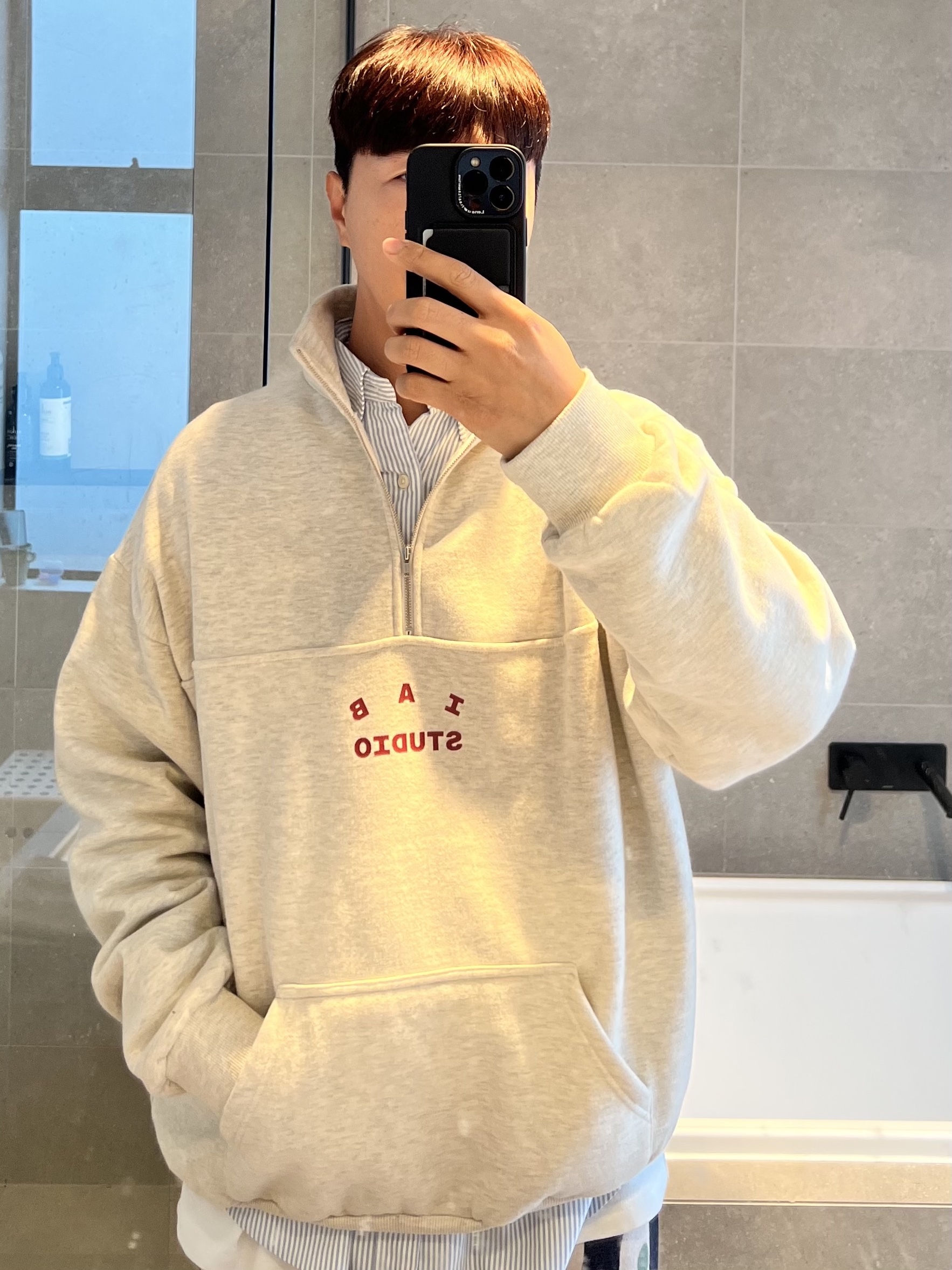 IAB Studio Half Zip-Up Oatmeal Burgundy 착용 스타일 - 2