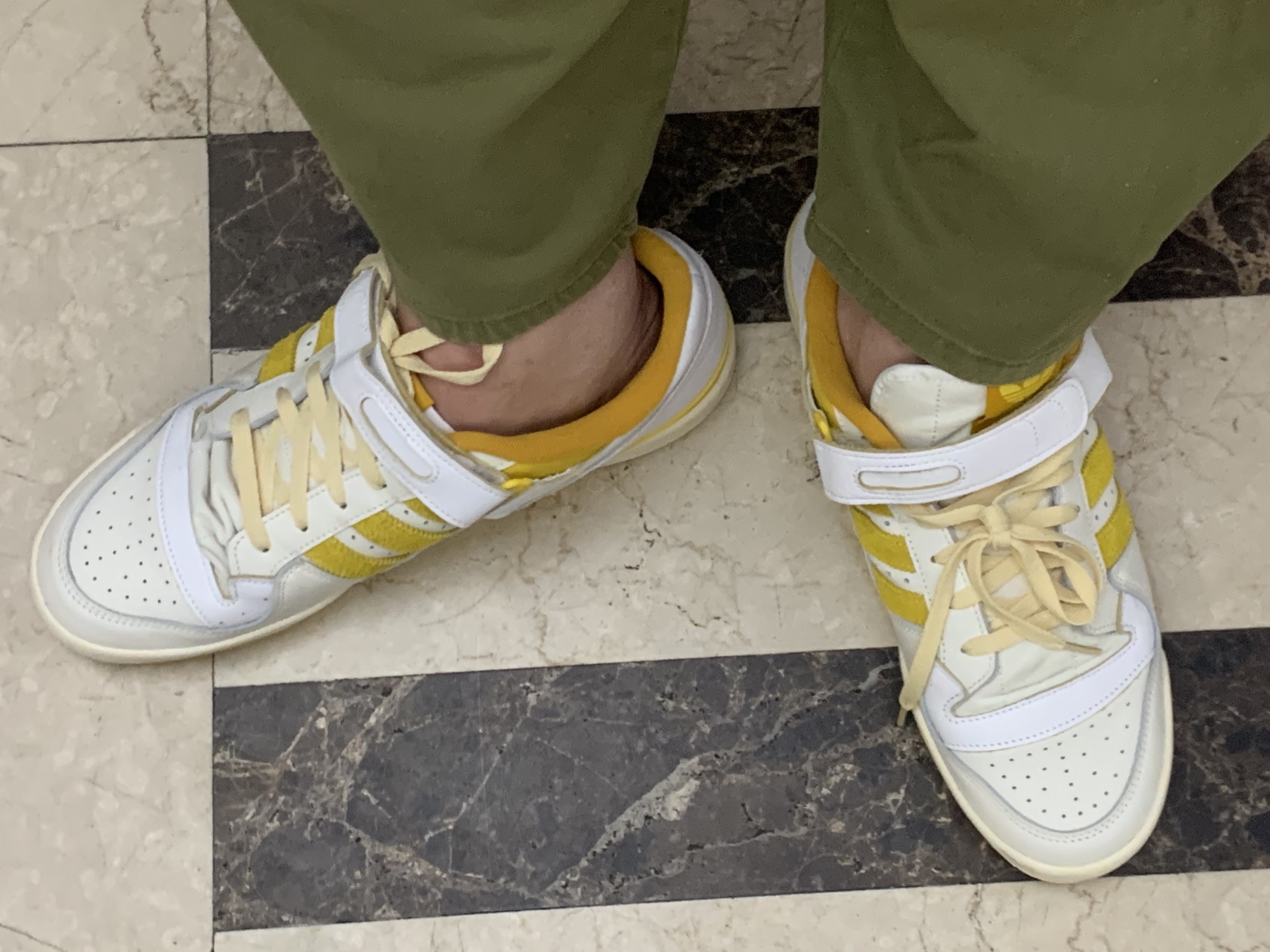 Adidas Forum 84 Low White Yellow 착용 스타일