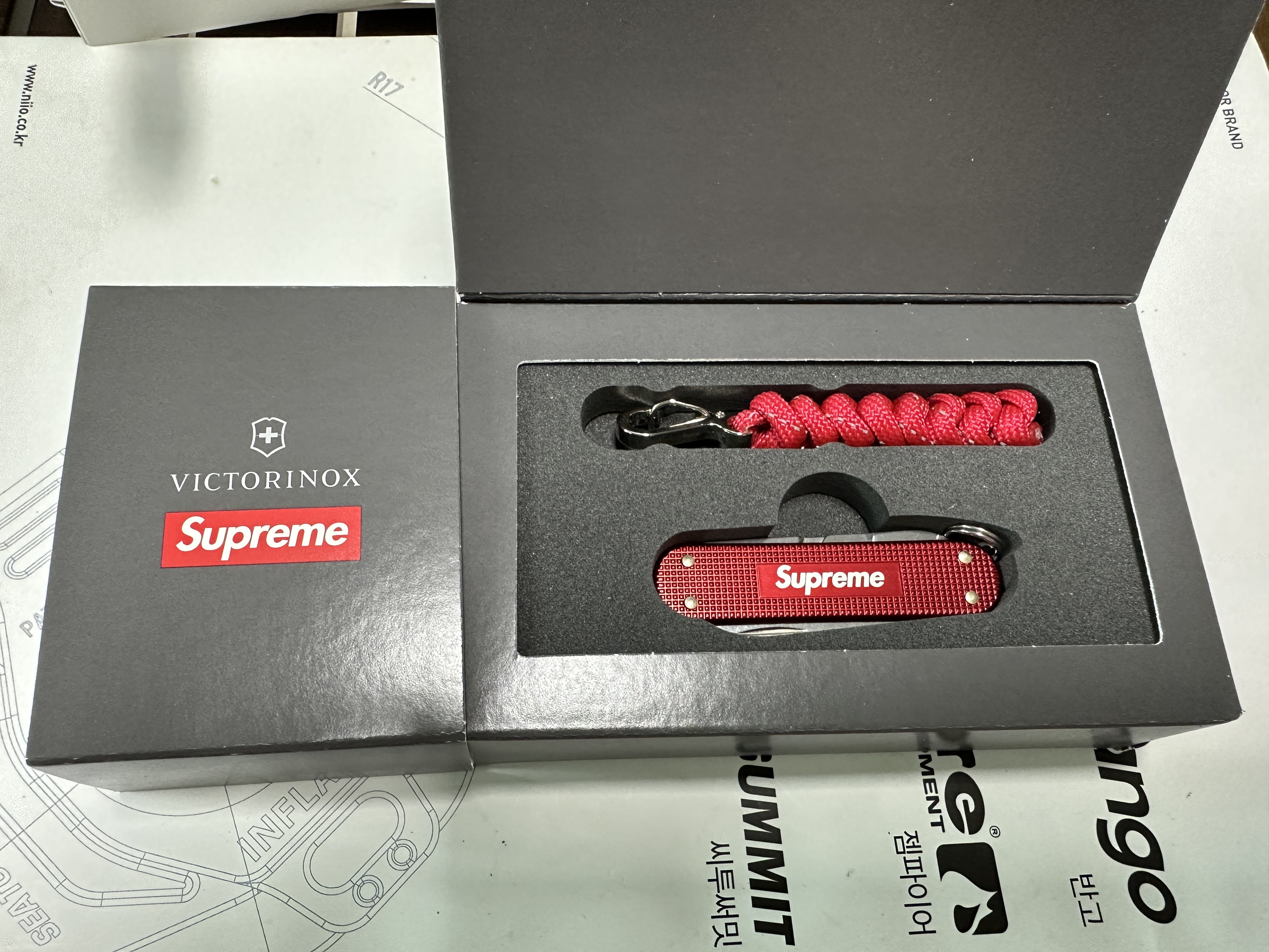 Supreme x Victorinox Classic Alox Knife Red - 19SS 착용 스타일