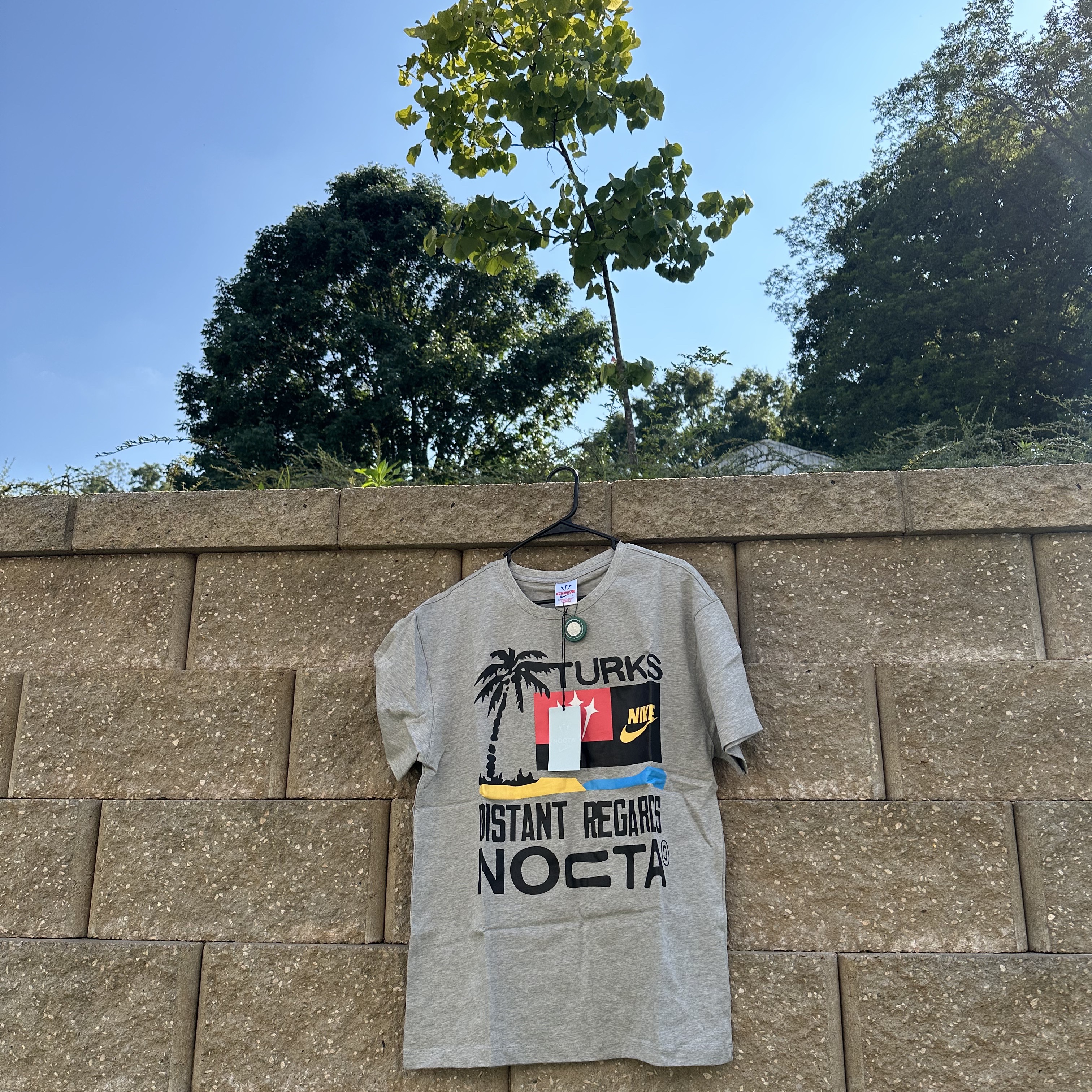 Nike x Drake Nocta T & C Souvenir Cactus T-Shirt Grey (DX6411–063) 착용 스타일 - 3
