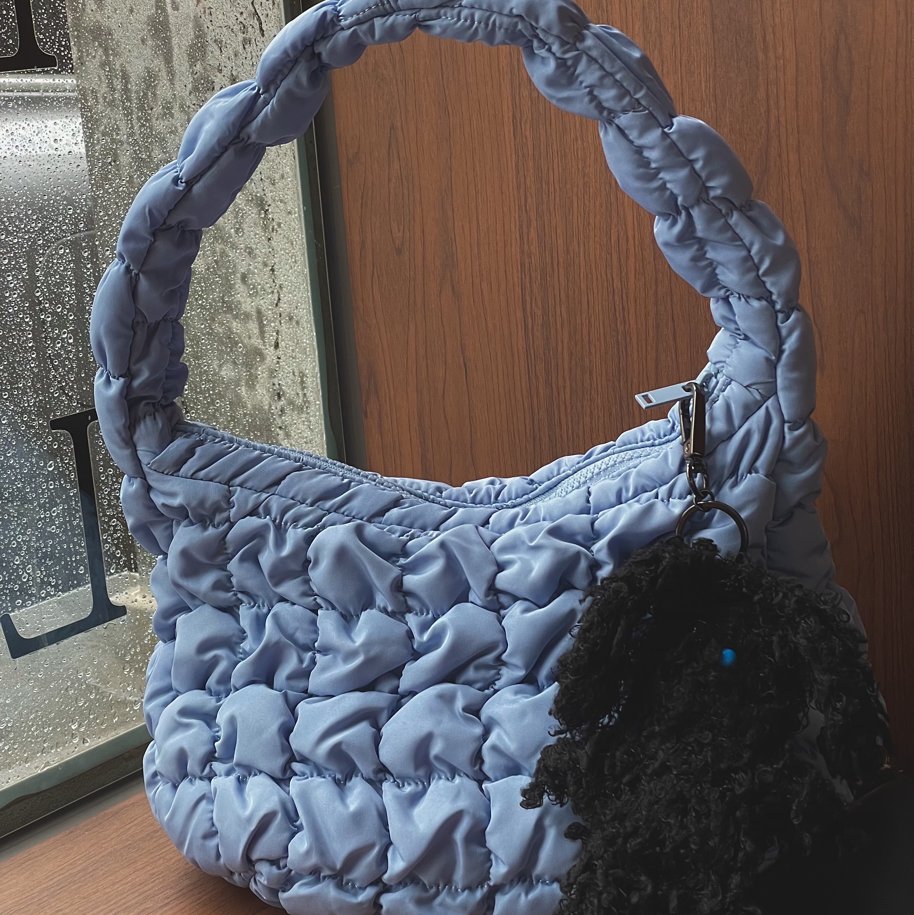 COS Quilted Mini Bag Light Blue 착용 스타일 - 3