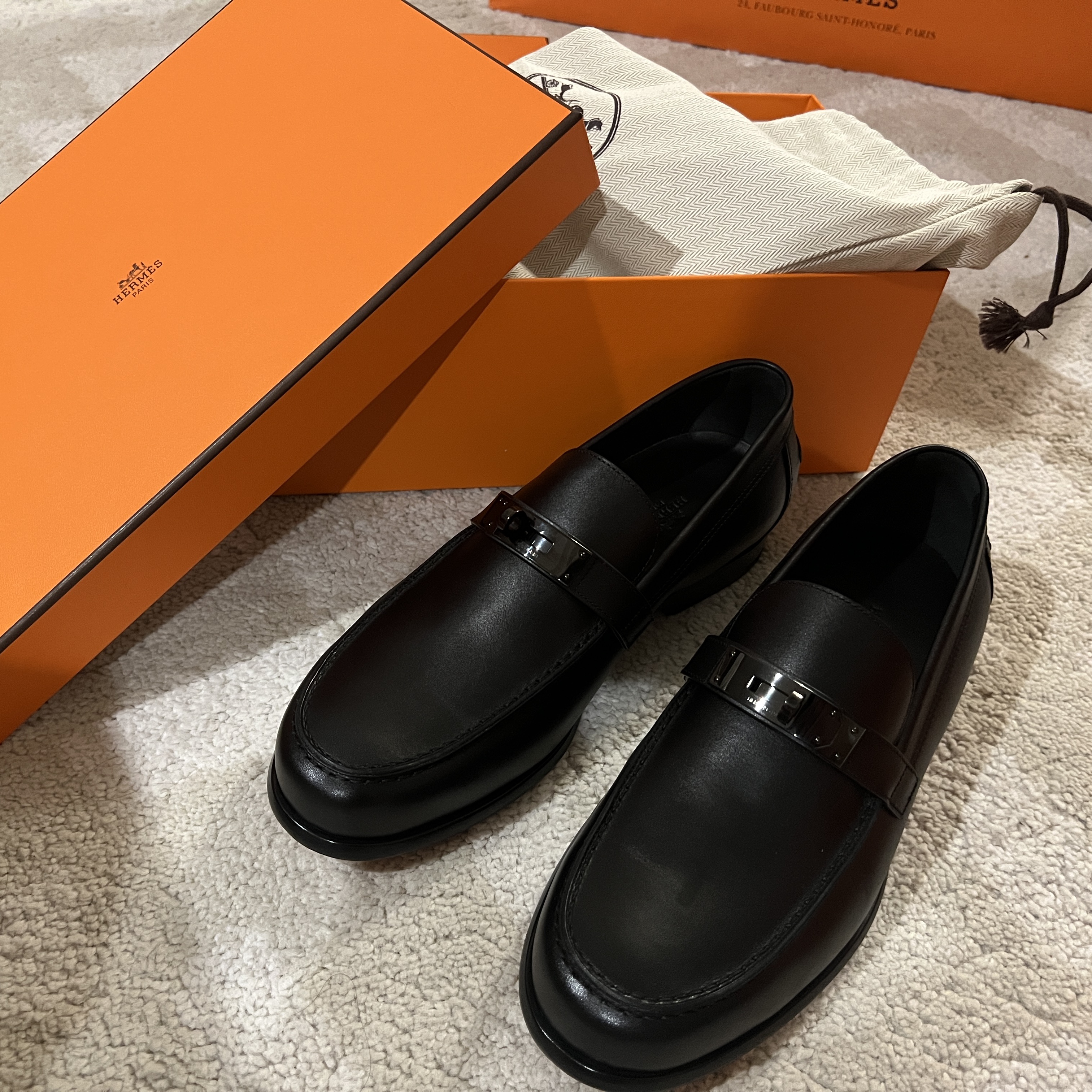 Hermes Evelyne 16 Amazone Bag Clemence & Gold Noir, Hermes Destin Loafers Calfskin & Palladium Noir 착용 스타일 - 2