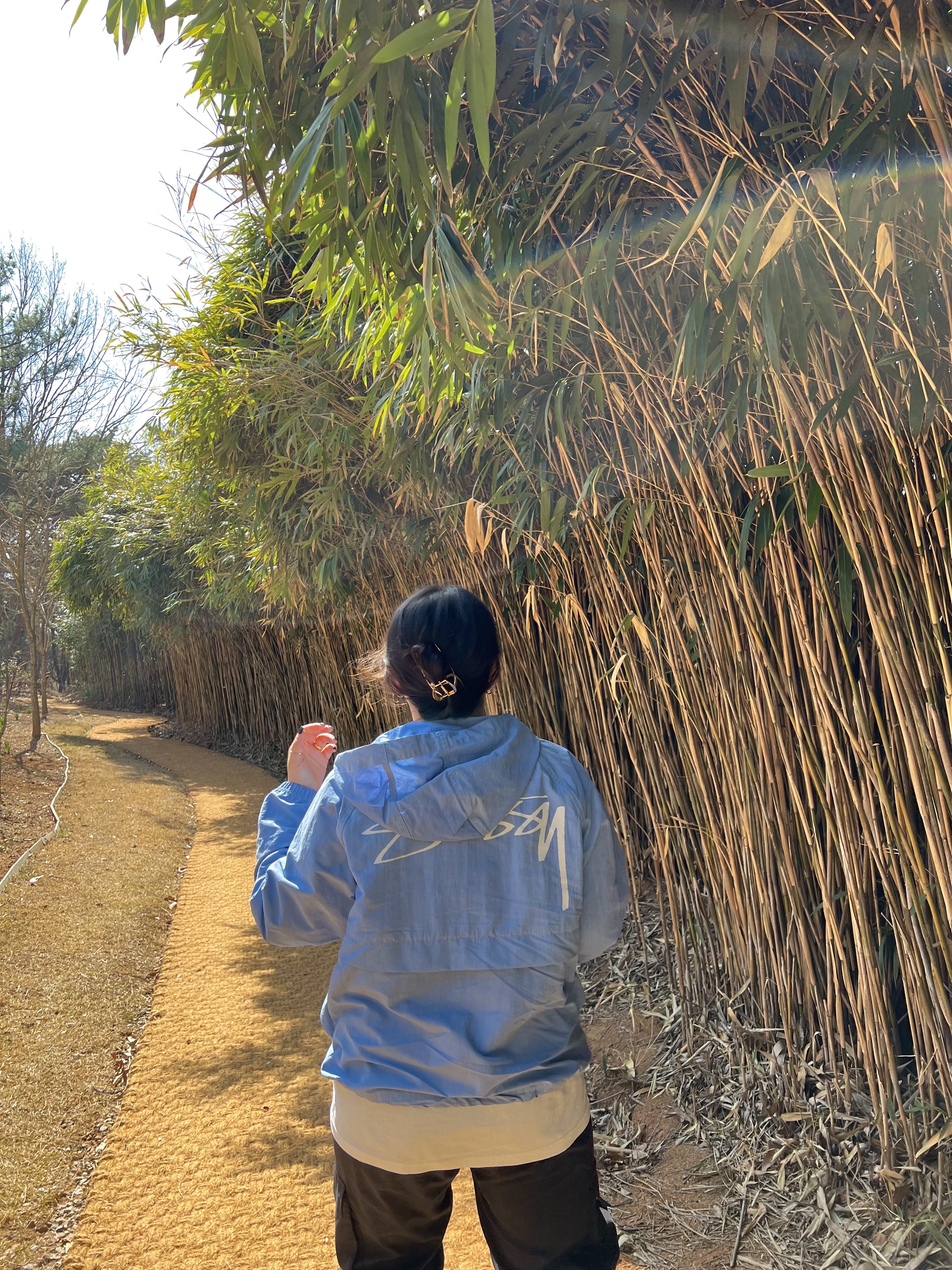 Stussy Wave Dye Beach Shell Jacket Laguna Blue, Stussy Basic Stussy LS T-Shirt White 2022 착용 스타일