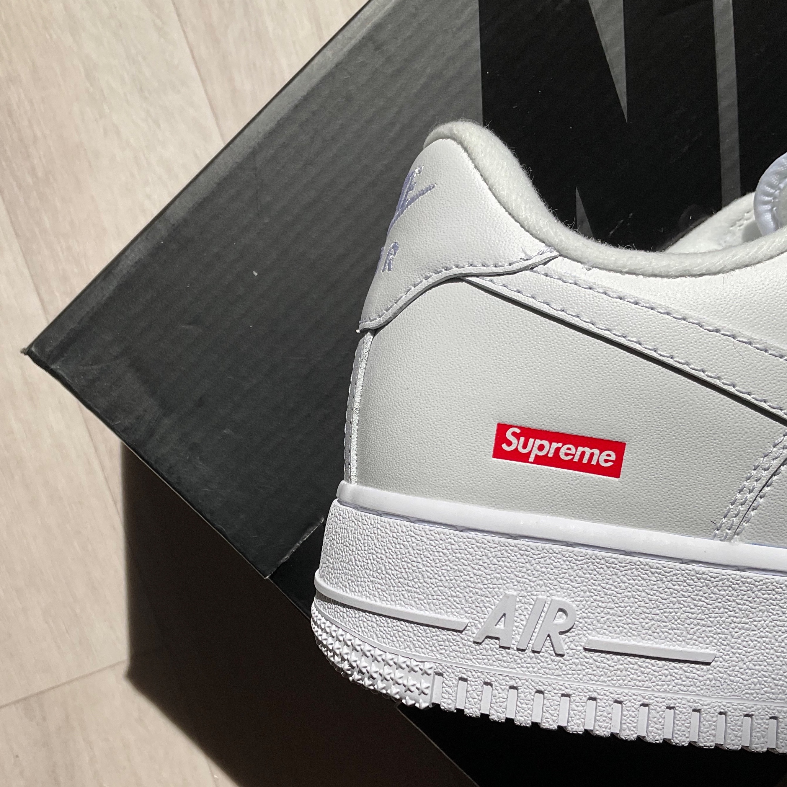Nike x Supreme Air Force 1 Low White 착용 스타일 - 1