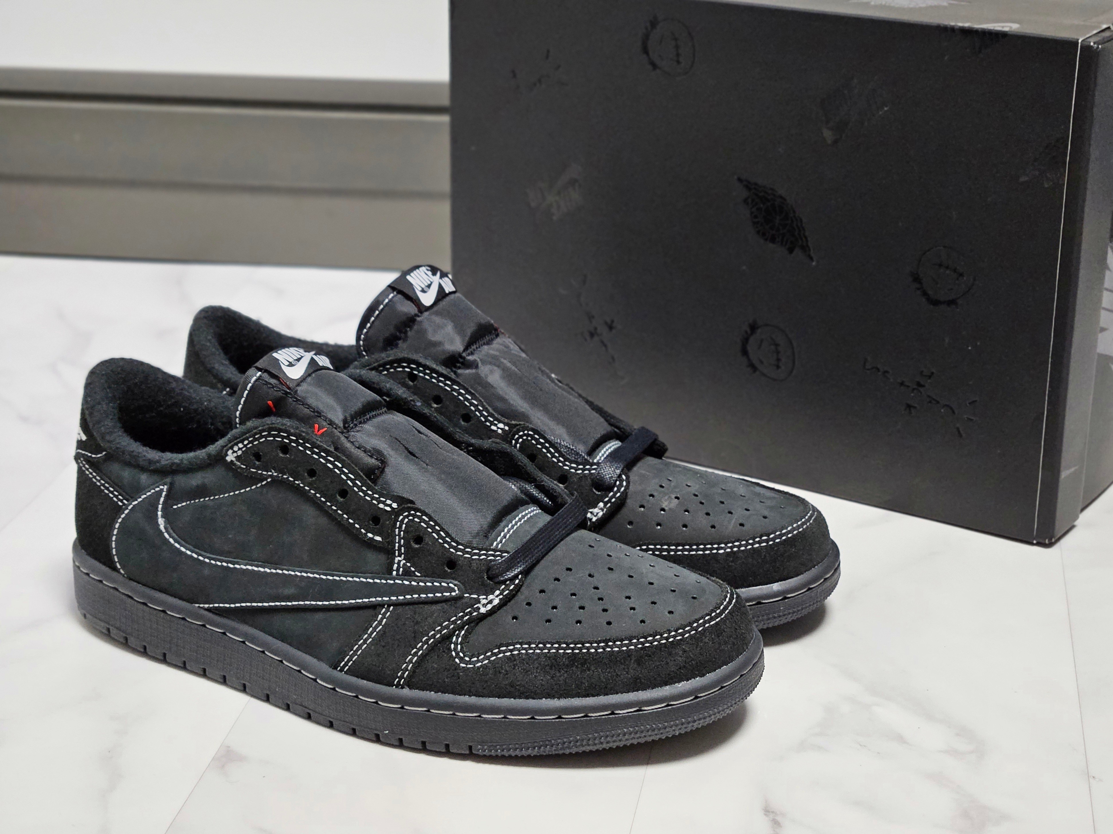 Jordan 1 x Travis Scott Retro Low OG SP Black Phantom 착용 스타일 - 4