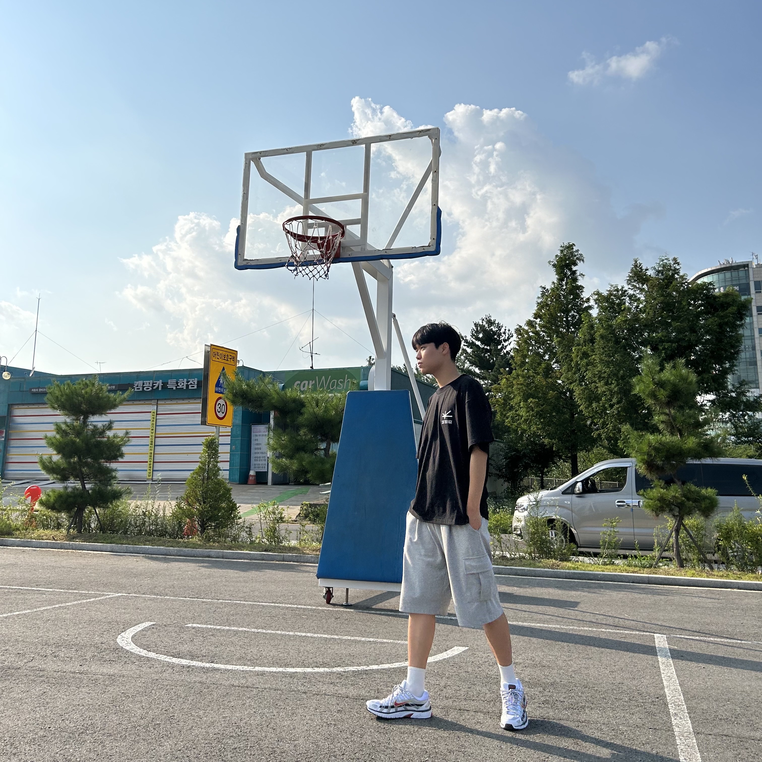 Softoffice Community Tee- Black 착용 스타일 - 3