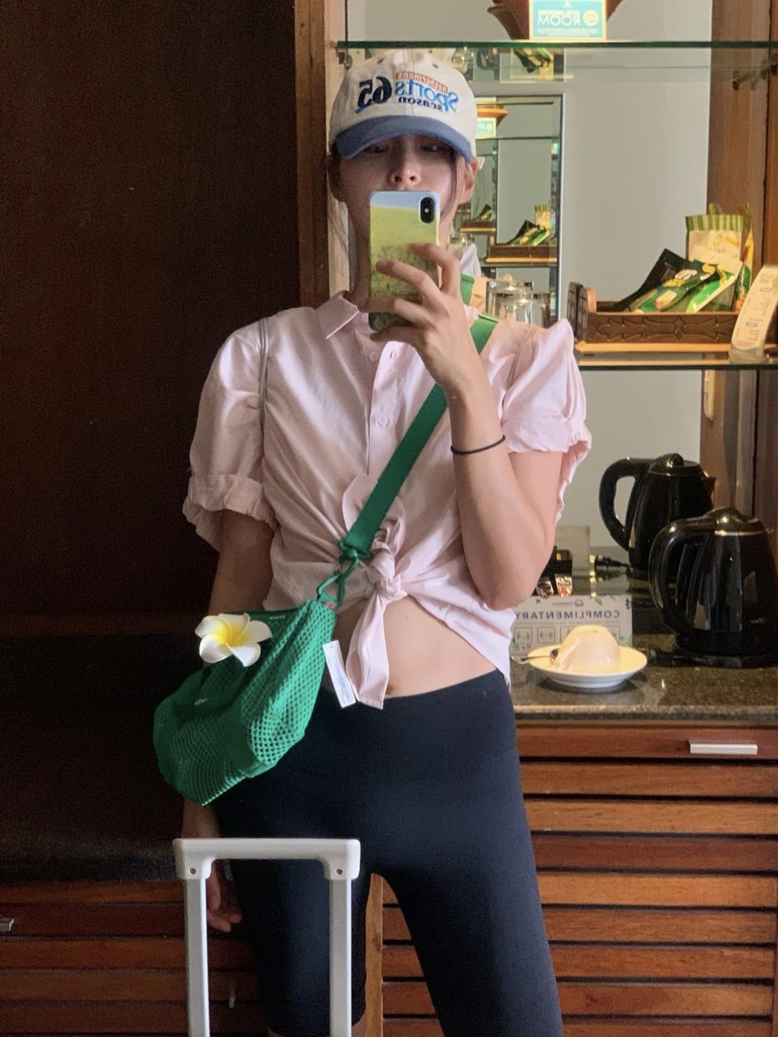 Supreme Mesh Mini Duffle Bag Green - 23SS, Supreme Mesh Mini Duffle Bag Black - 23SS 착용 스타일 - 1